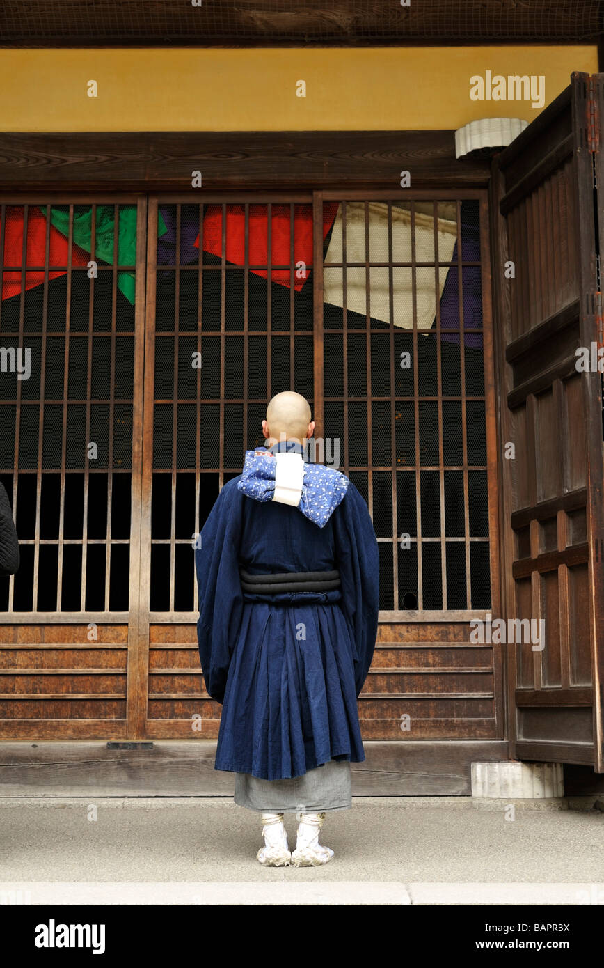 A Japanese monk praying at Nanzen Ji Temple, Kyoto JP Stock Photo Alamy