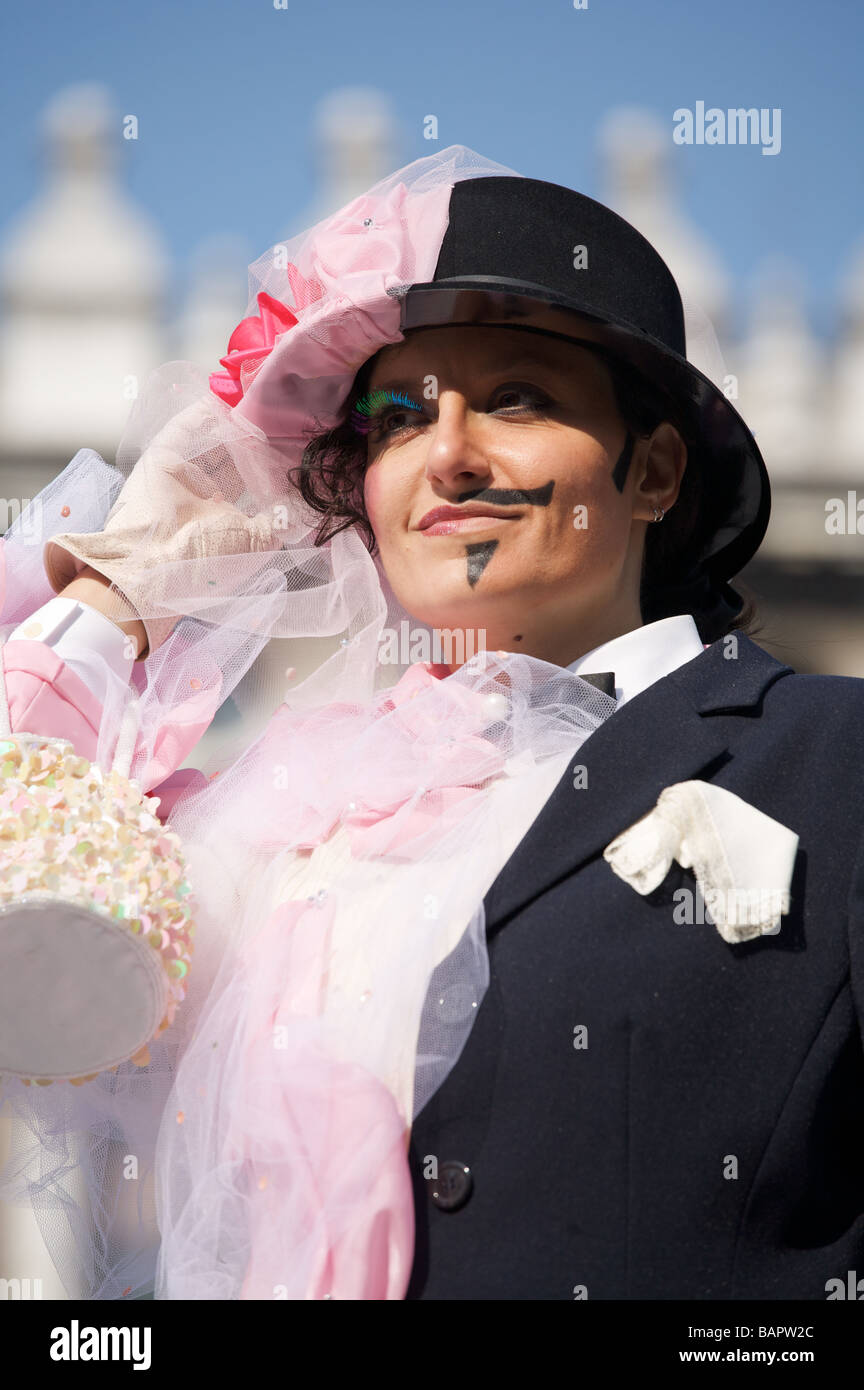 Ragazzo che si gode una festa di carnevale. celebrazione della festa di  vacanza. divertirsi. ufficio festa aziendale. unisciti al carnevale.  l'abito formale da uomo indossa un accessorio per occhiali finti. uomo  d'affari