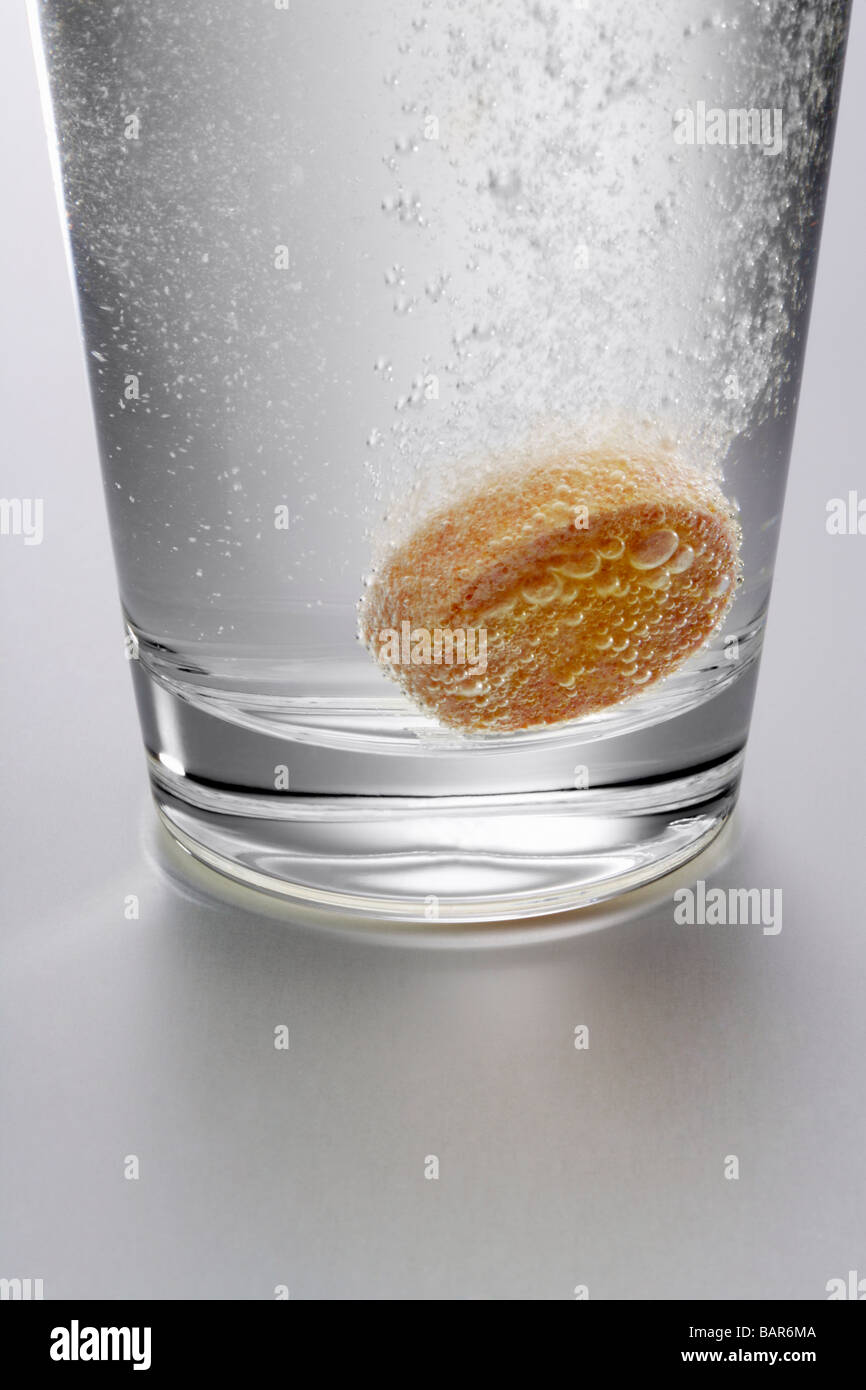 Brausetablette Im Wasserglas Shower Tablet In The Water Glass Stock Photo Alamy