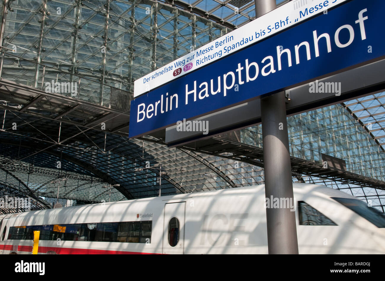 Berlin main train station hi-res stock photography and images - Alamy
