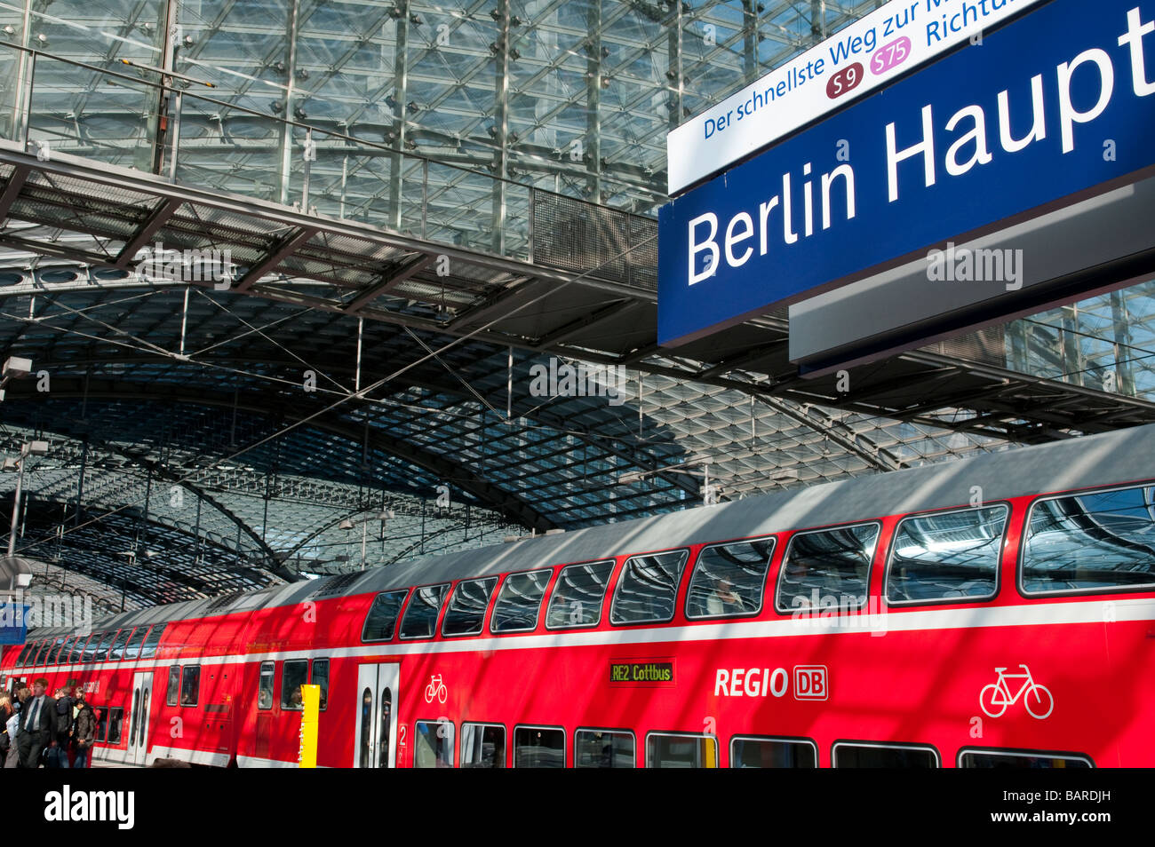 Glass dome of main train station hi-res stock photography and images ...