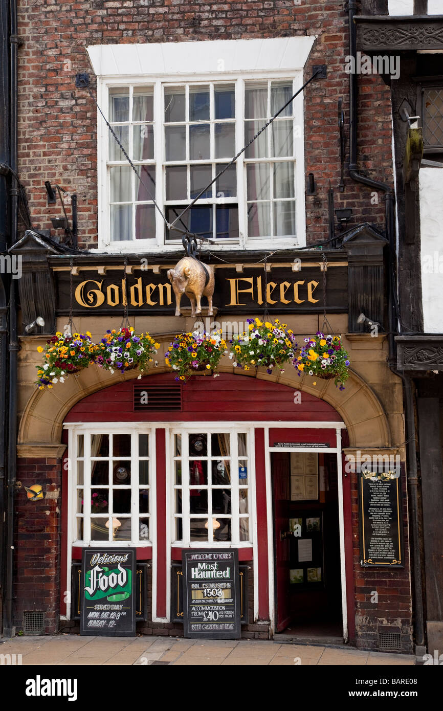 Golden Fleece pub York Stock Photo - Alamy