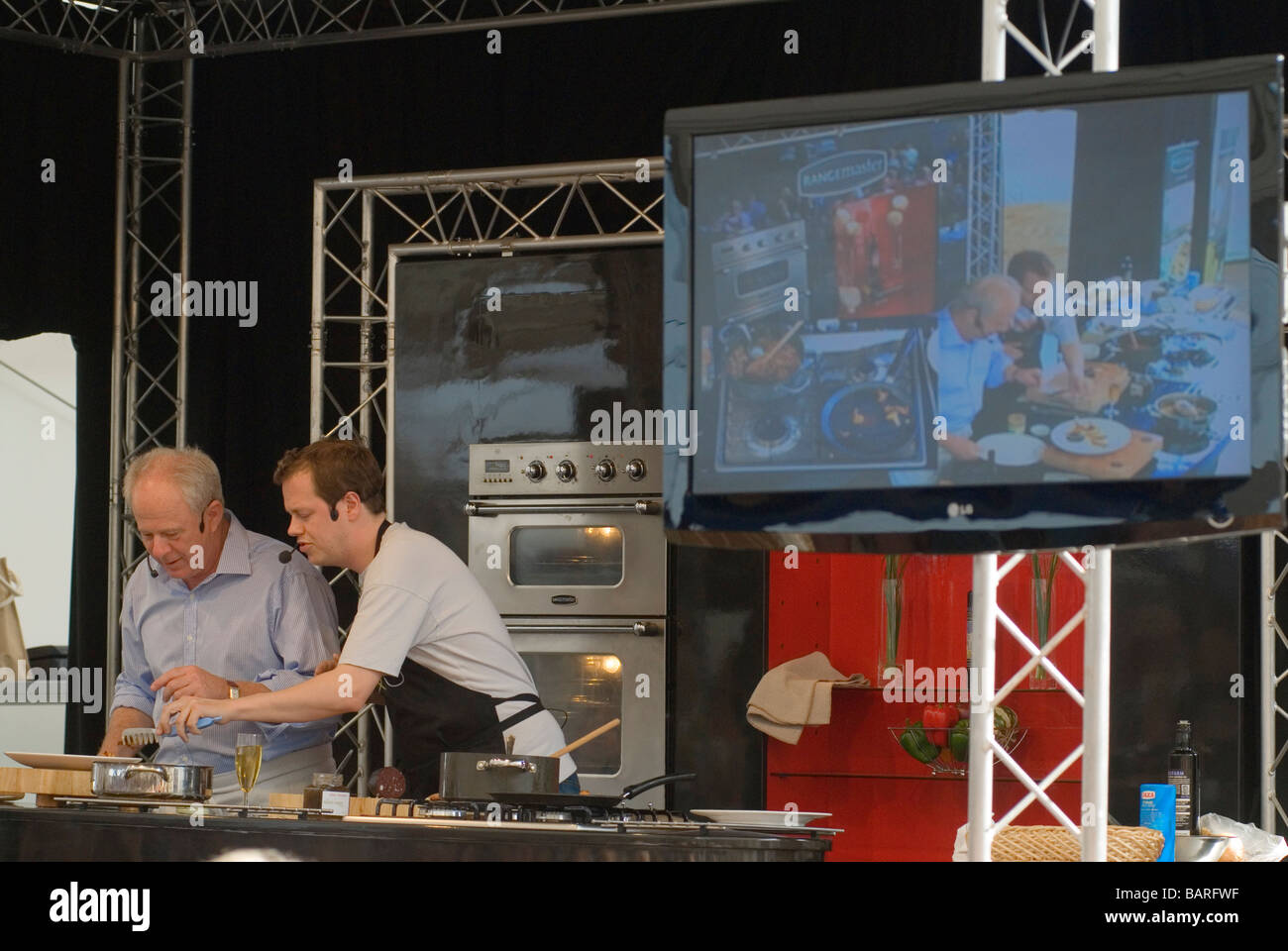 Matthew Fort Tom Parker Bowles giving food demonstration     Aldeburgh Food Fair at Snape Maltings Suffolk England UK 2009 2000s HOMER SYKES Stock Photo