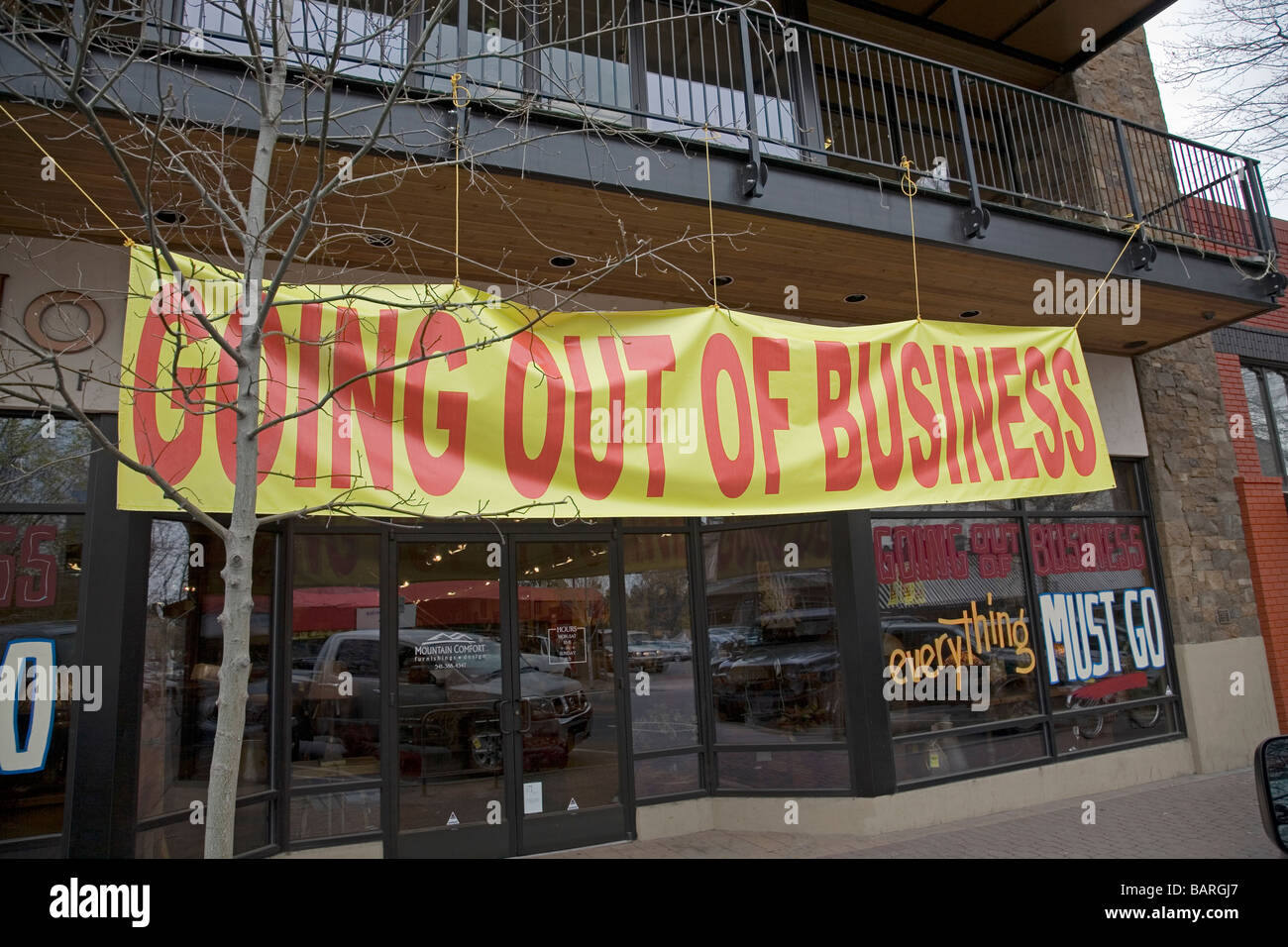 A going out of business sign on a storefront Stock Photo - Alamy