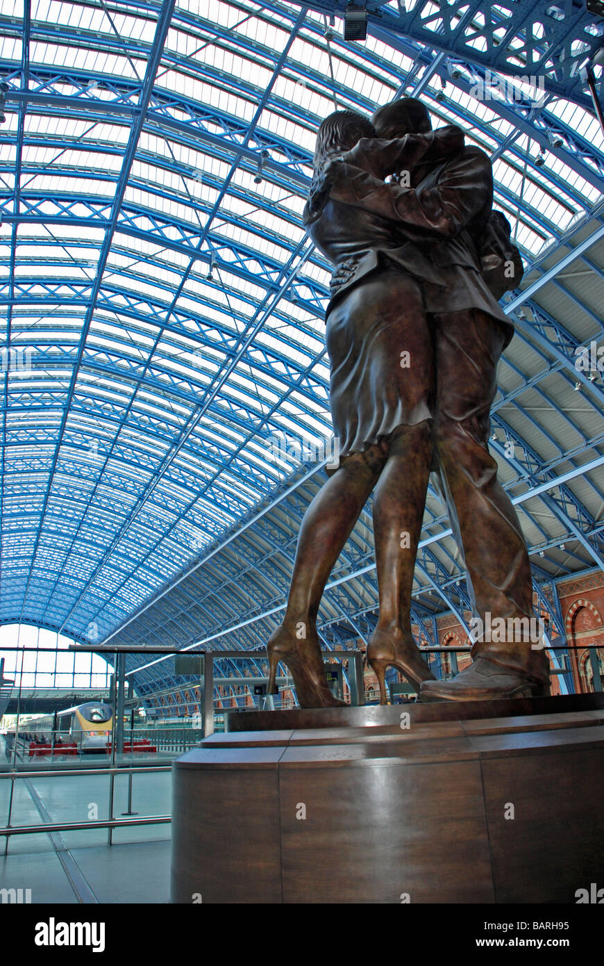 The Meeting Place statue St Pancras International station Stock Photo