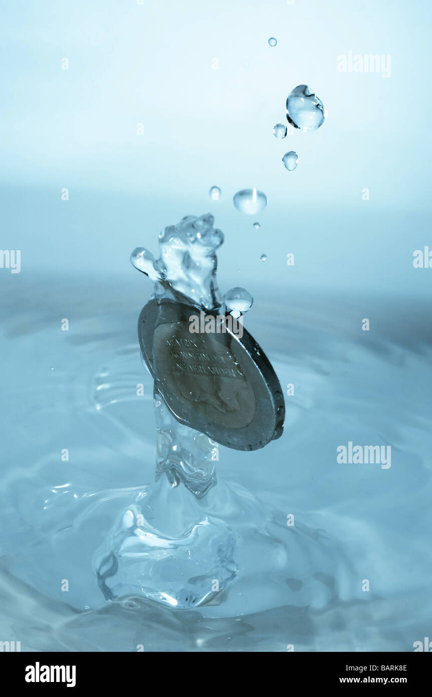 серебряная монета для воды. монетка вода 5л. монеты в воде. бросить монетку в воду. вода монетка.