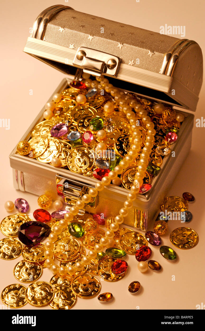 Jewelry in treasure chest Stock Photo - Alamy
