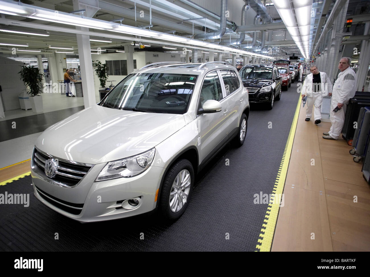 Workers checking a VW Tiguan at Auto 5000 GmbH Volkswagen Group Wolfsburg Stock Photo