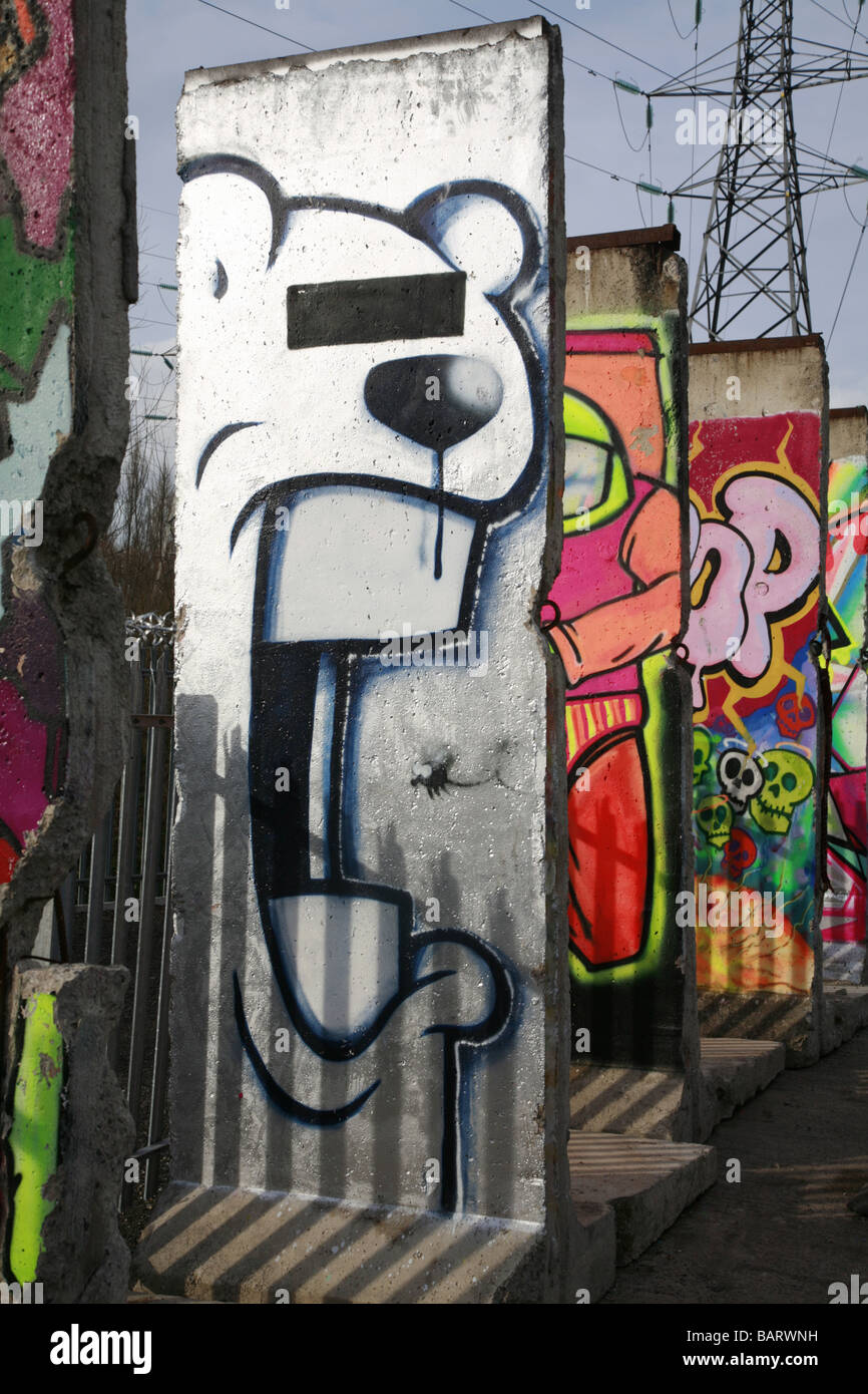 Hong KongMackJakorsGenuine Leather Summer Bear Graffiti Underarm