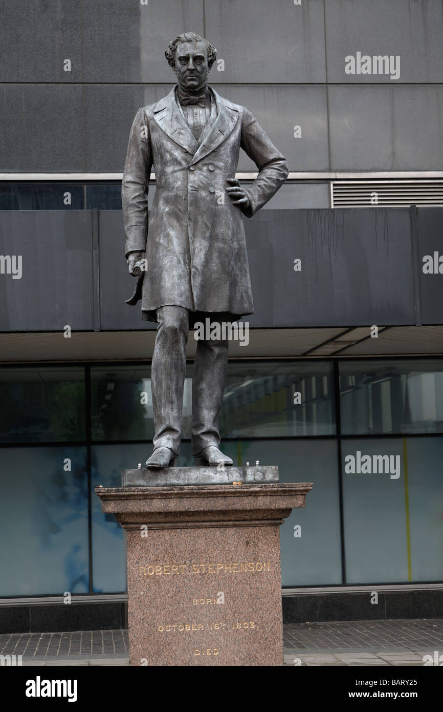 Robert stephenson statue euston station hires stock photography and