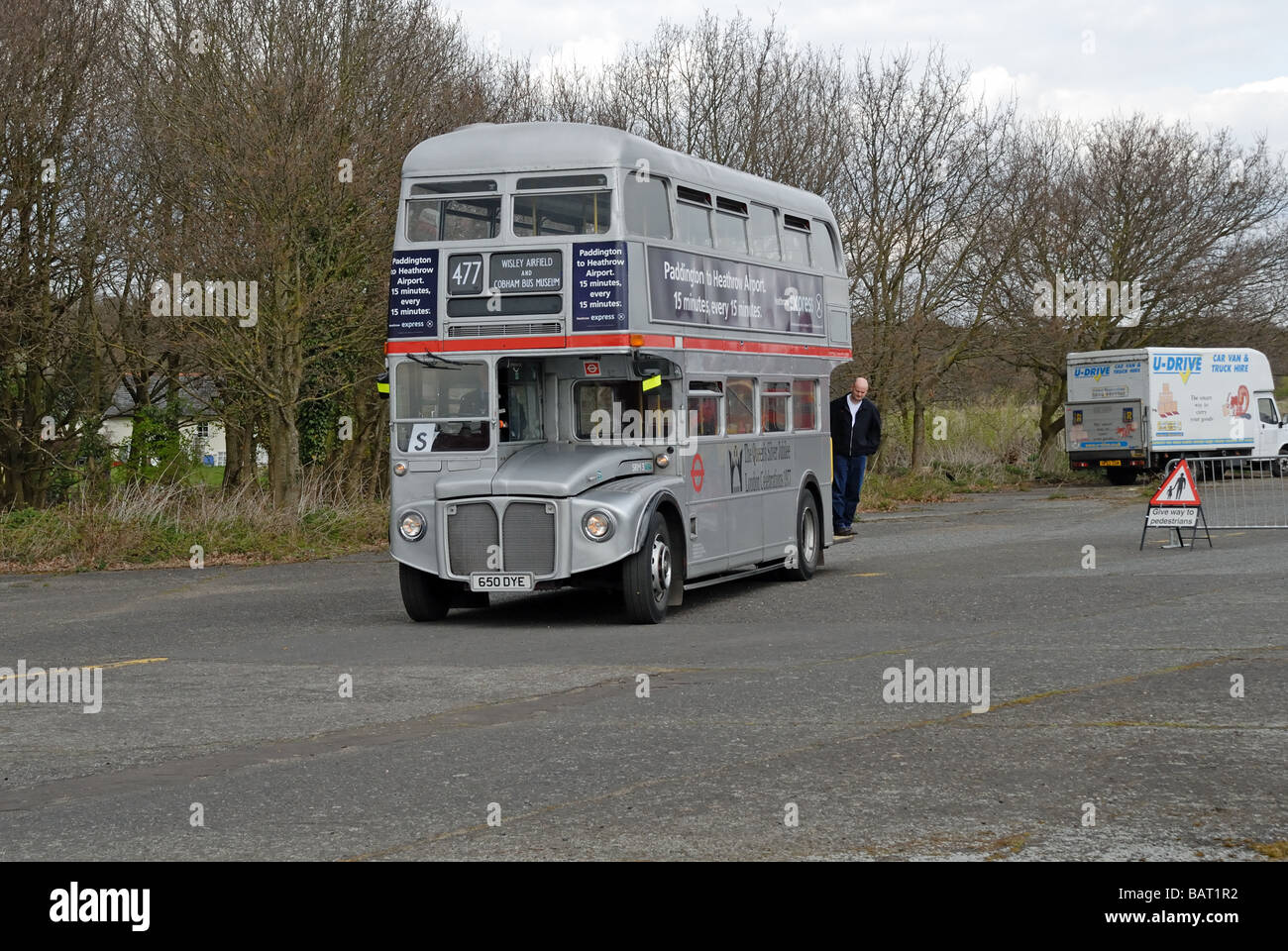 Three quarter front view of 650 DYE Routemaster SRM 3 RM 1650 in Queen s Silver Jubilee livery 1977 being used as a feeder bus Stock Photo