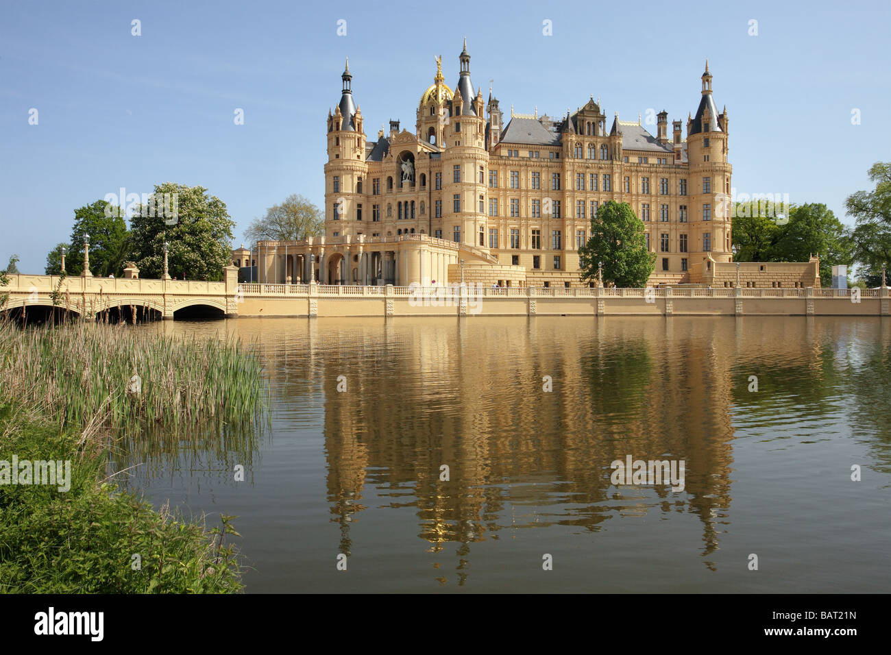 schwerin-castle-mecklenburg-vorpommern-germany-BAT21N.jpg
