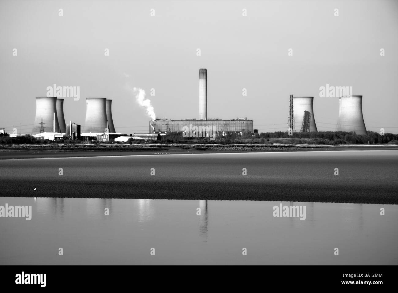 Fiddlers Ferry Power Station, River Mersey Estuary, taken from Widnes, Cheshire, UK Stock Photo