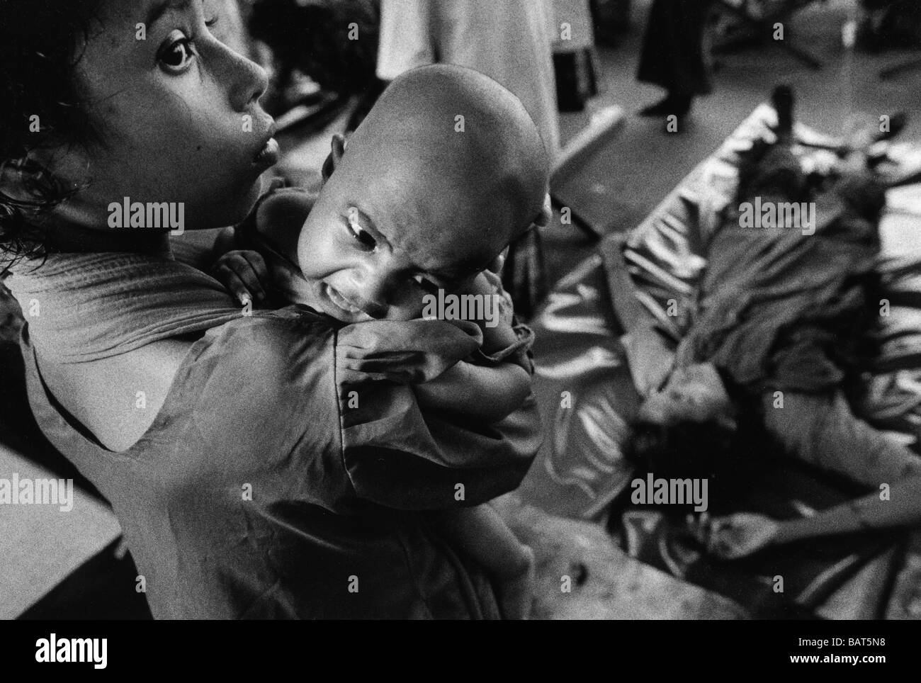 BANGLADESH SEPTEMBER 1998 Dhakar's ICCDRB hospital for diarrhoeal diseases. A girl and her brother stay with their sick mother. Stock Photo