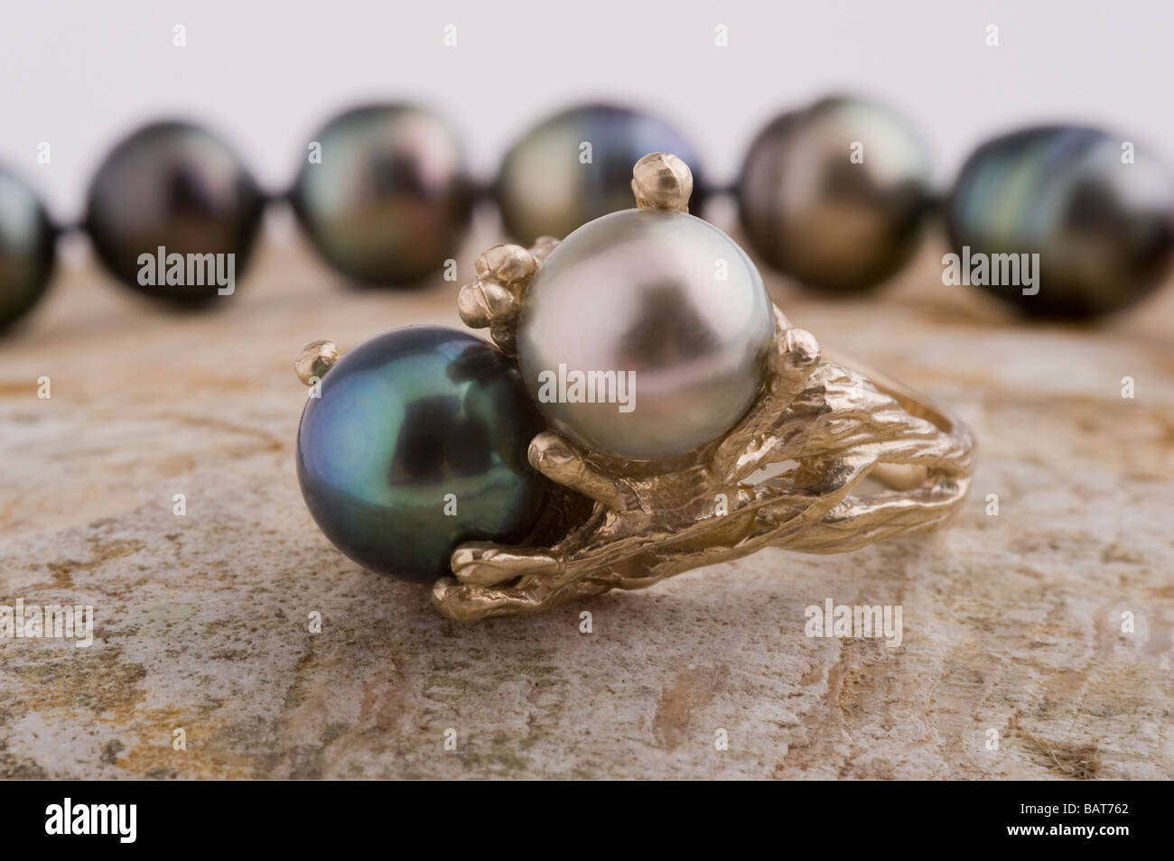 Pearl ring, doublet silver/white pearl, black pearl, in gold setting