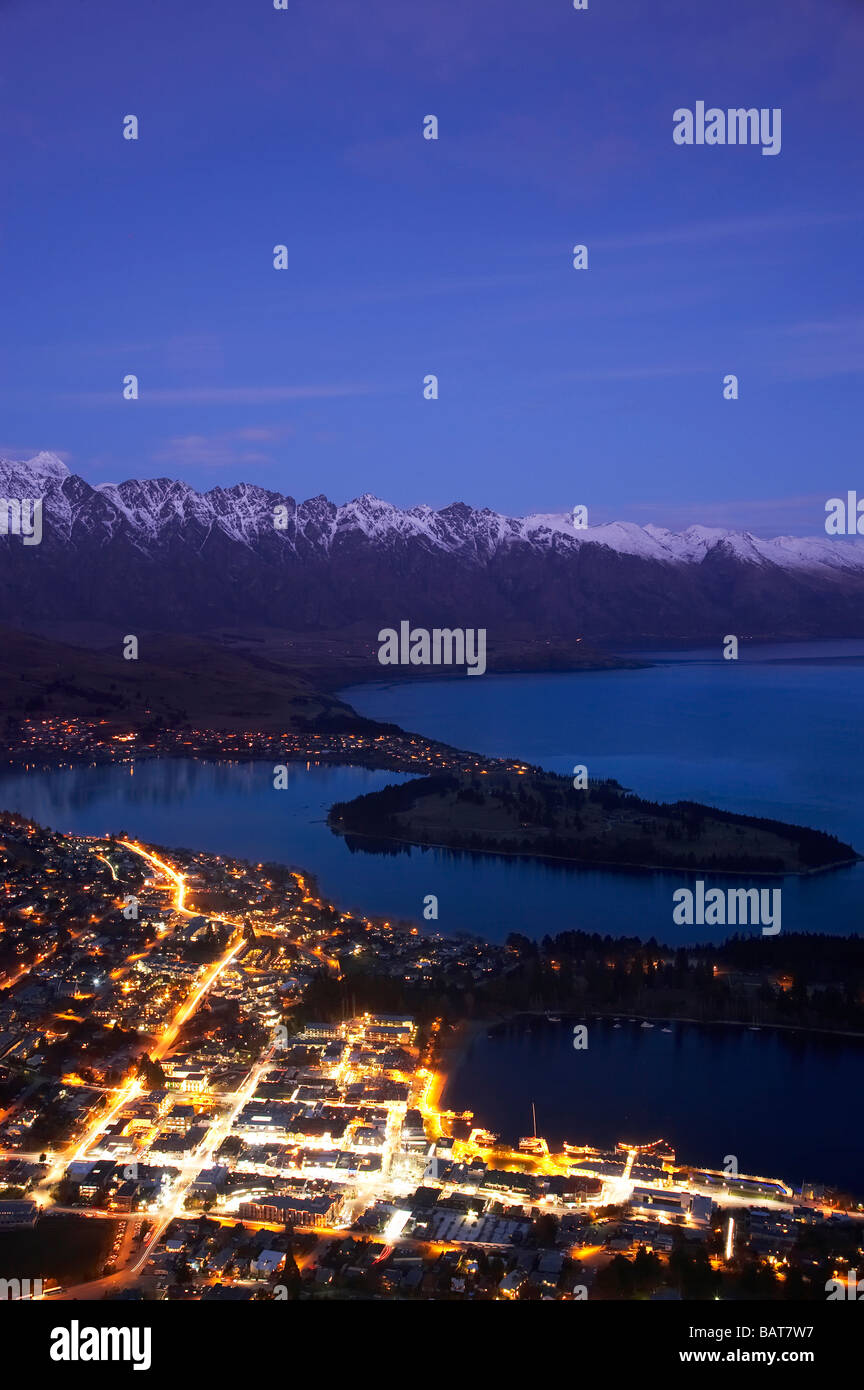 Dusk over queenstown and lake wakatipu hi-res stock photography and ...