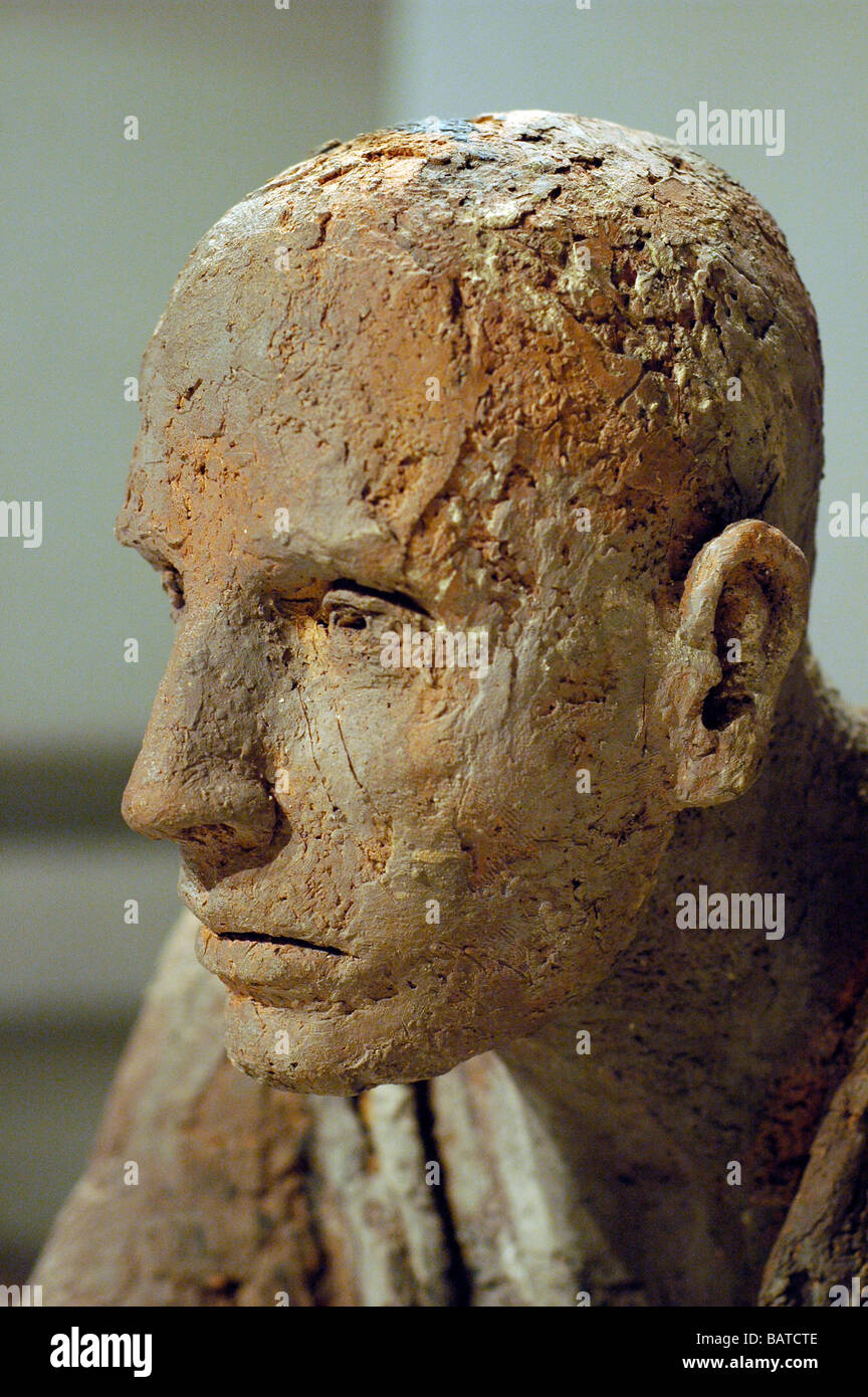 Expressive sculpture made out of clay by artist Hanneke Beaumont, on