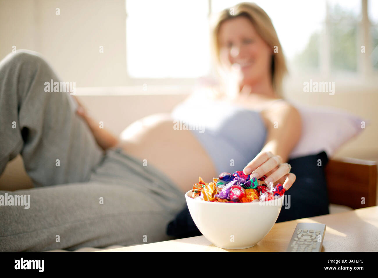 Сладости для беременных. Беременность и сладкое. Сладости и беременность. Сладости и беременность. Девушка ест пирожное.