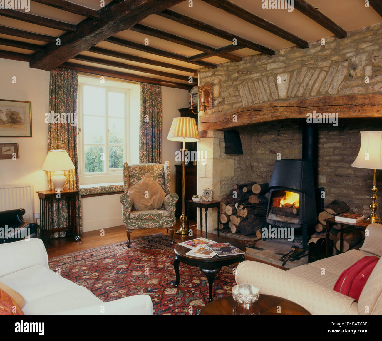 Traditional Brtitish living room interior design Stock Photo - Alamy