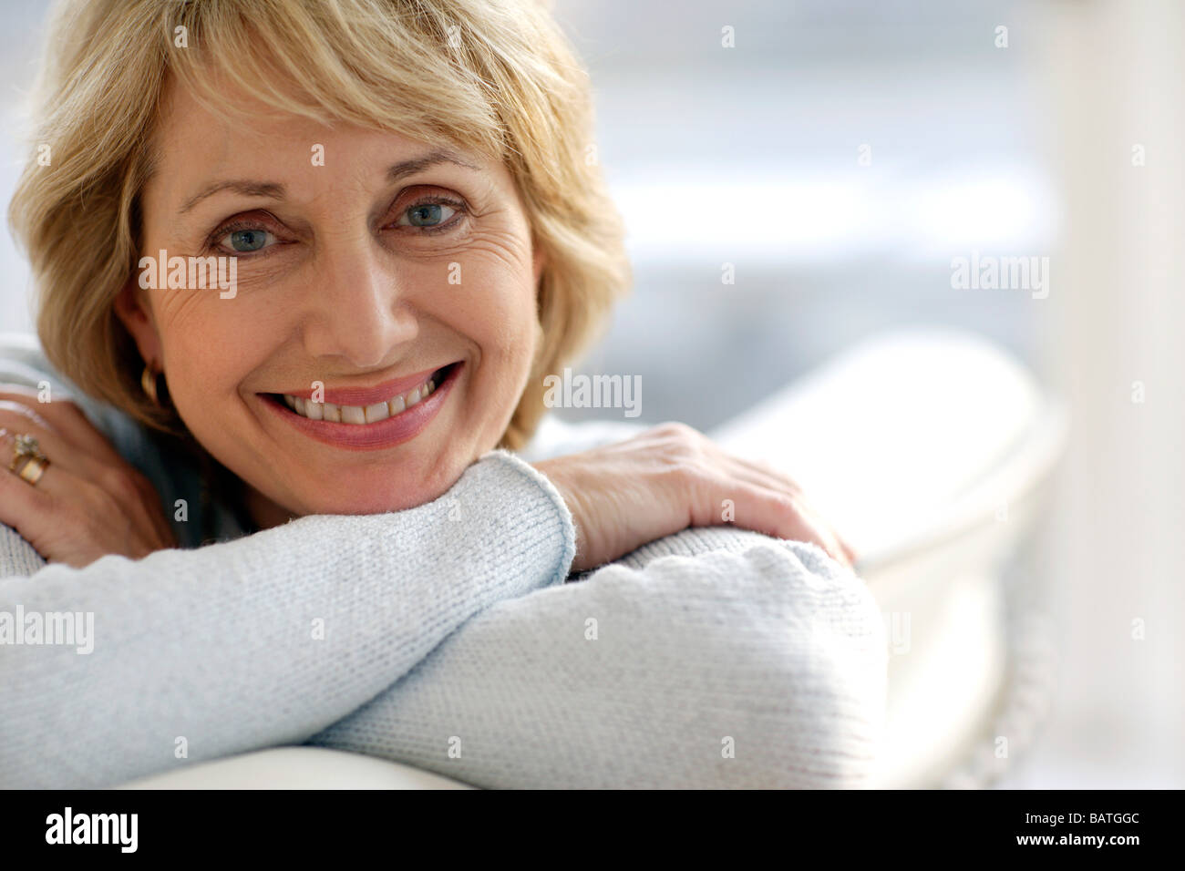 Aged wife. Пожилая женщина улыбается. Улыбчивая пожилая женщина. Взрослые улыбаются. Женщины 50+.