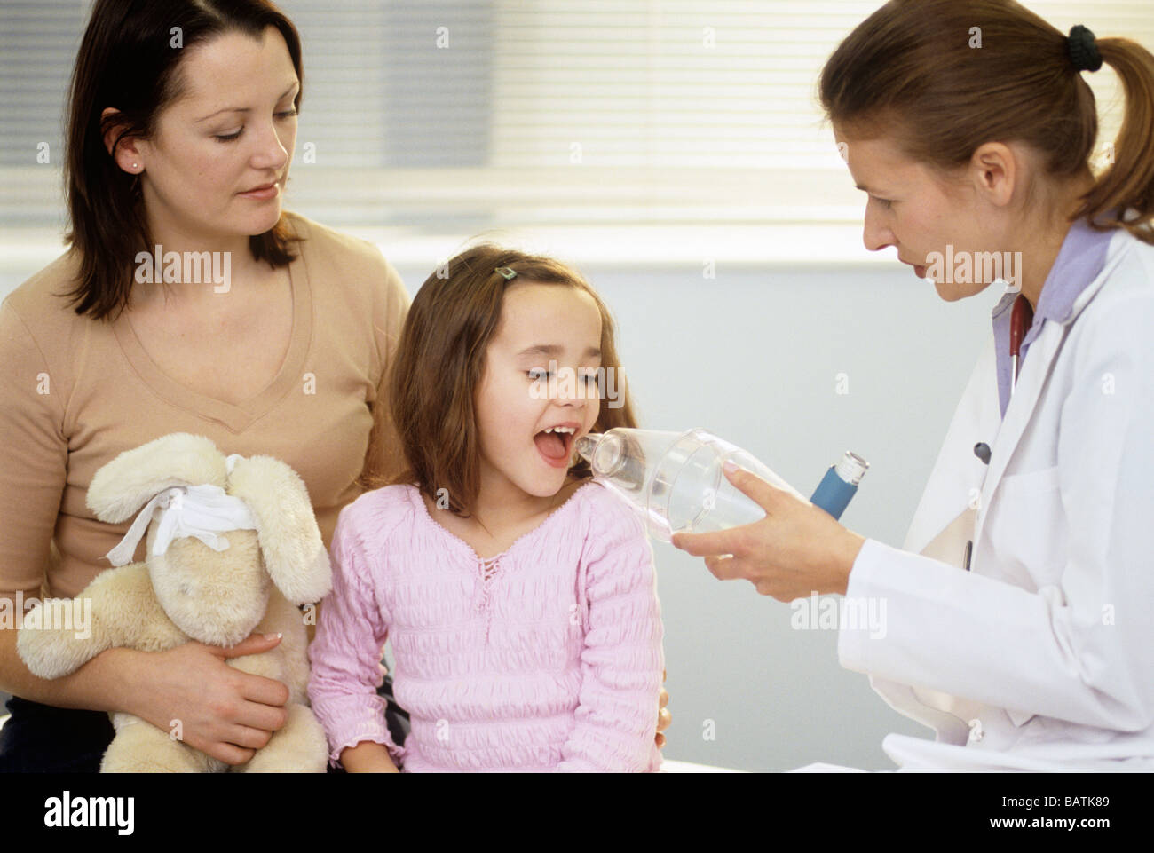 Медсестра и пациент с бронхиальной астмой. Сестры астма. Школа бронхиальной астмы. Хронические заболевания у детей. Астма школа.
