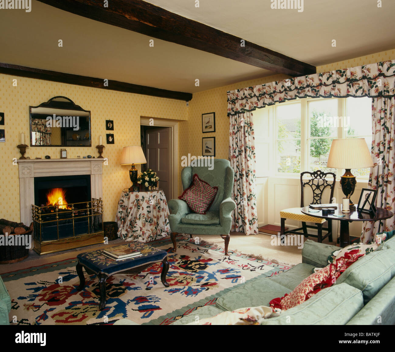 Traditional Brtitish living room interior design Stock Photo - Alamy