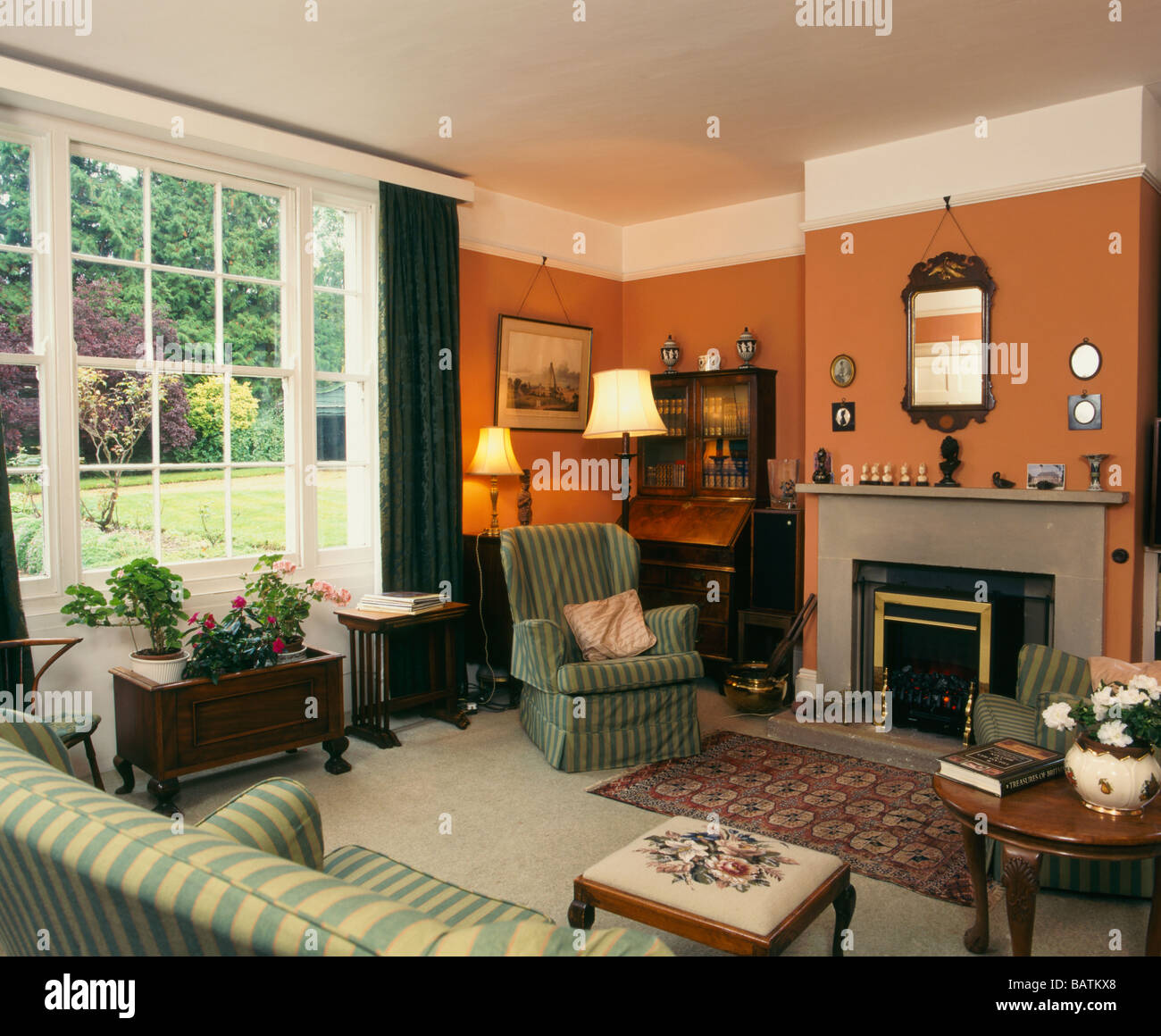 Traditional Brtitish living room interior design Stock Photo - Alamy