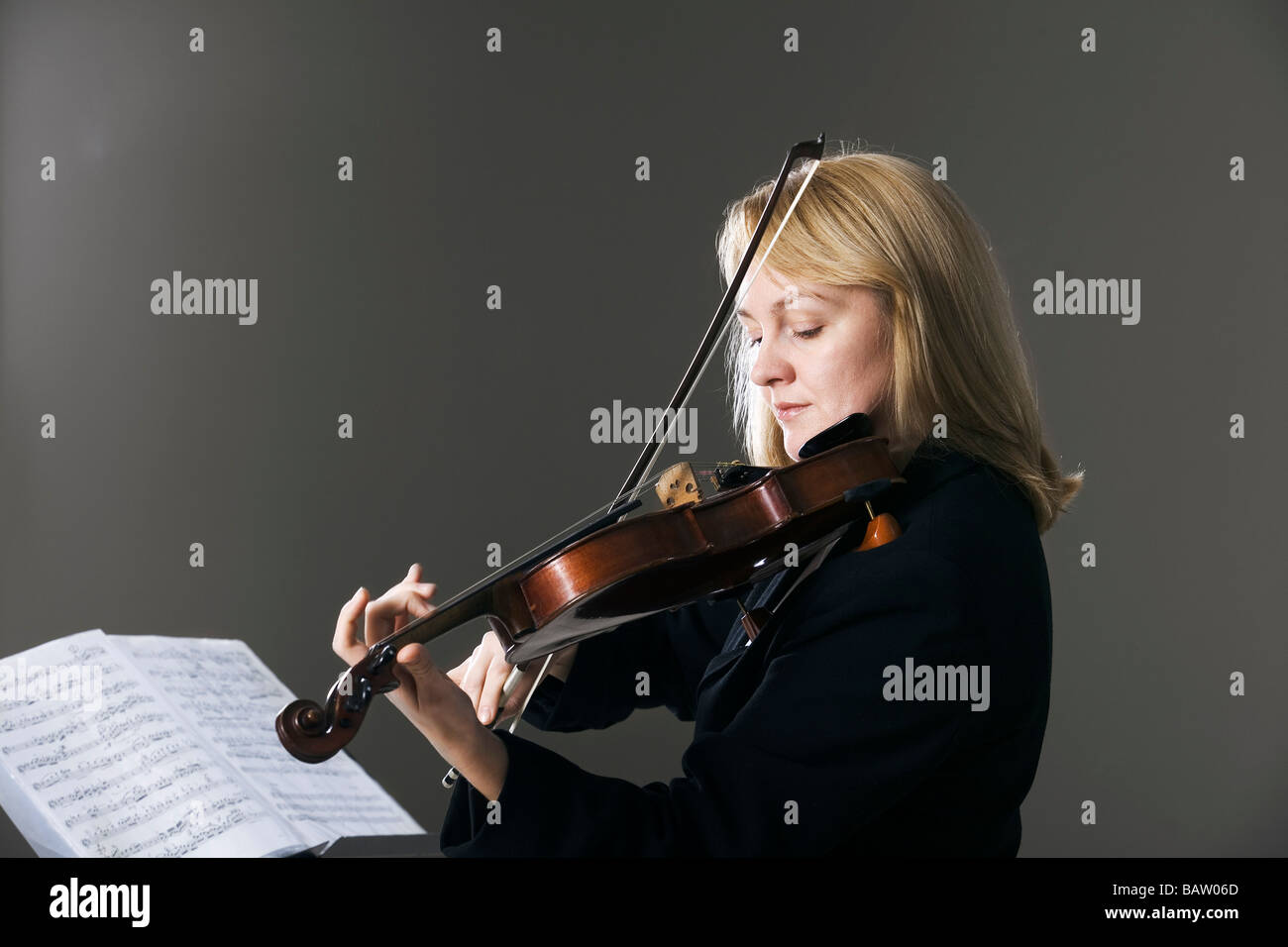 portrait of woman playing violin Stock Photo - Alamy