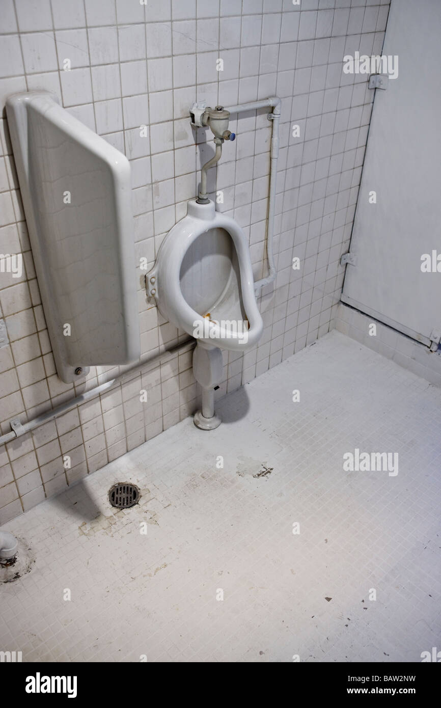 https://c8.alamy.com/comp/BAW2NW/vintage-public-toilet-BAW2NW.jpg