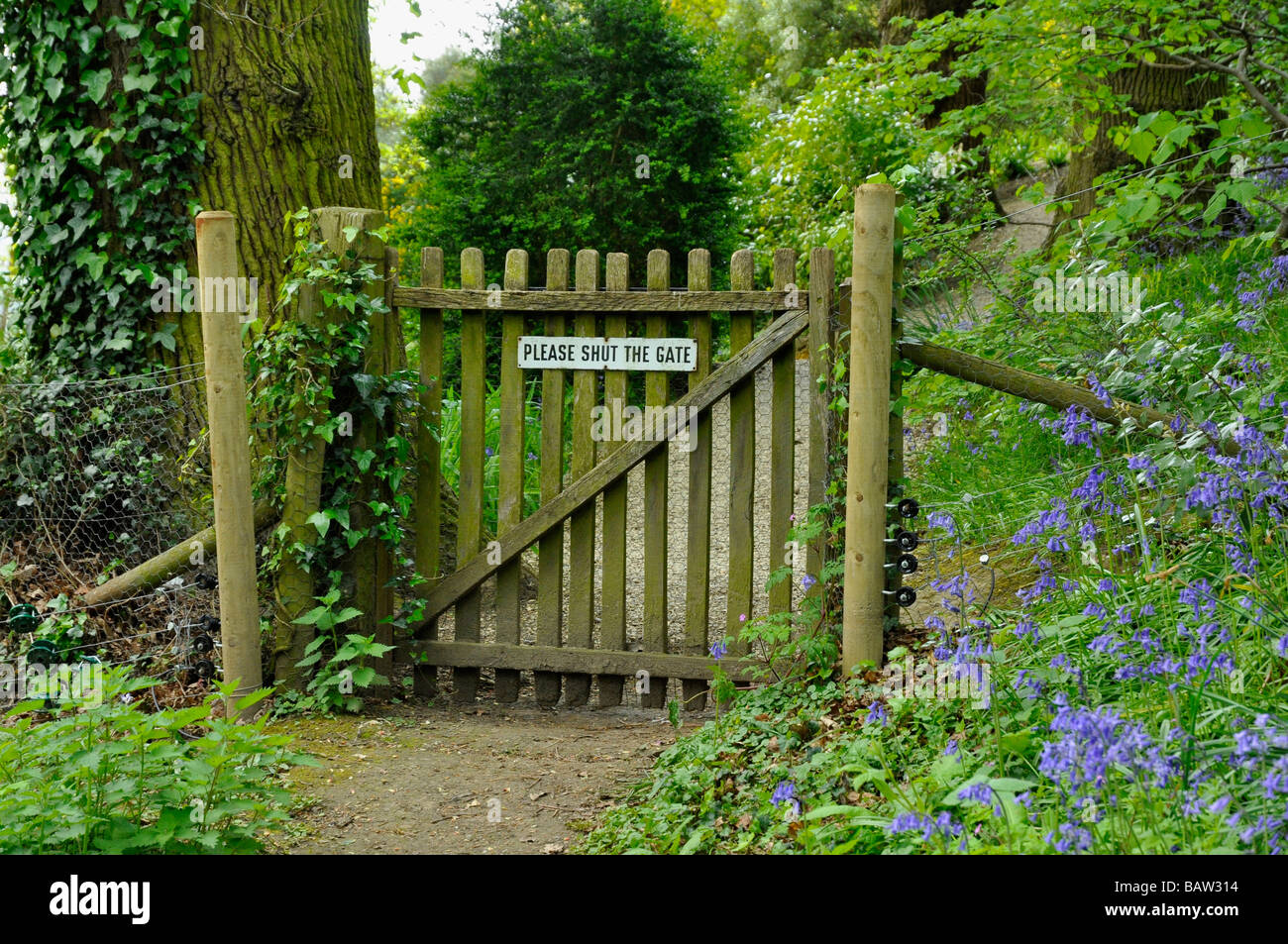 Garden Gate 'Please Shut the Gate' Stock Photo Alamy