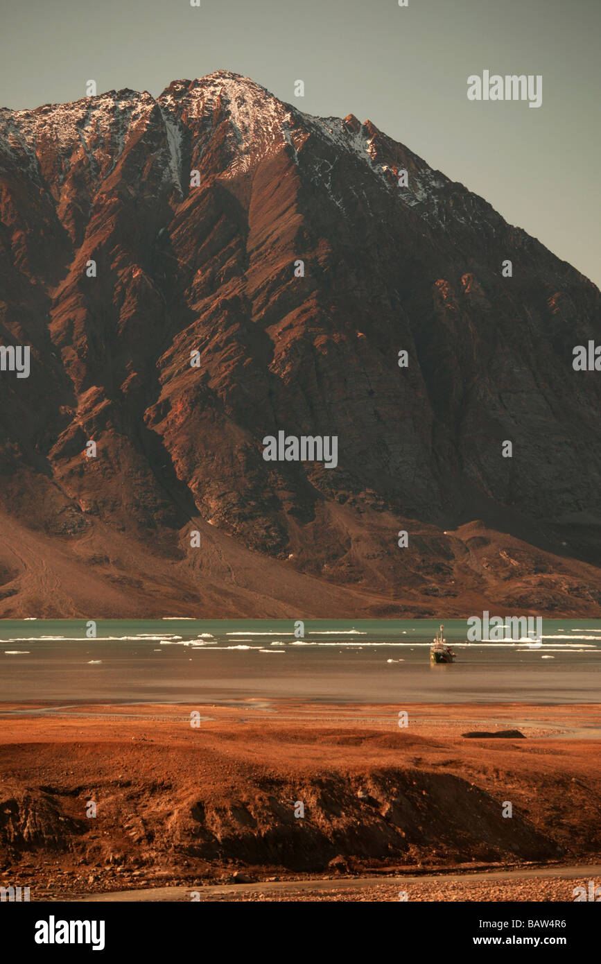 Zackenberg Research Station The Greenpeace ship MY Arctic Sunrise is on ...