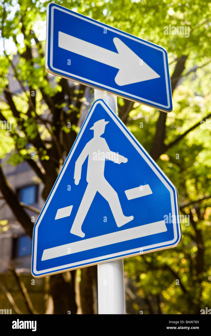 Traffic sign arrow pointing right Stock Photo Alamy