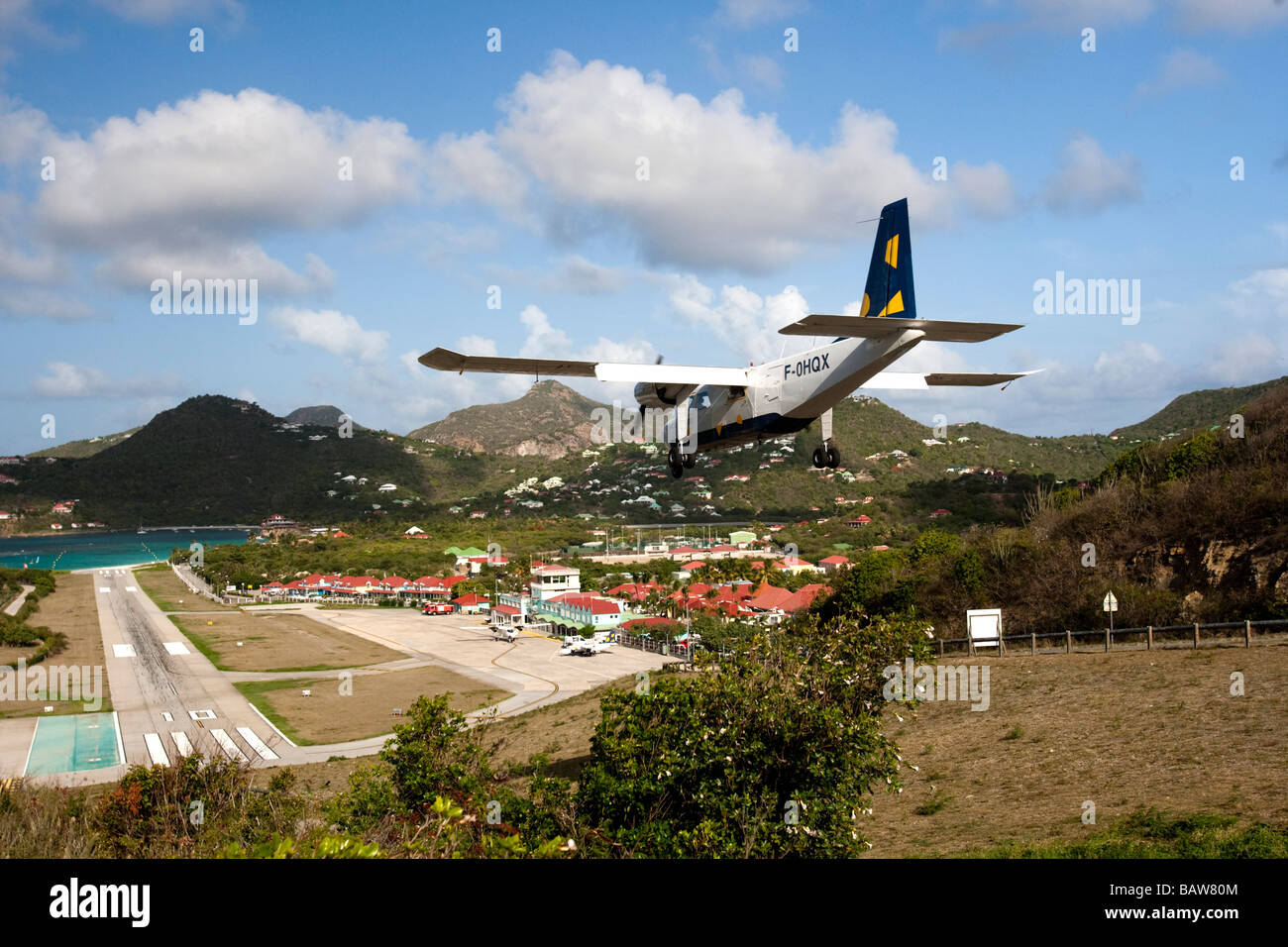 Light Islander commuter aircraft on approach to runway St Barts Stock Photo