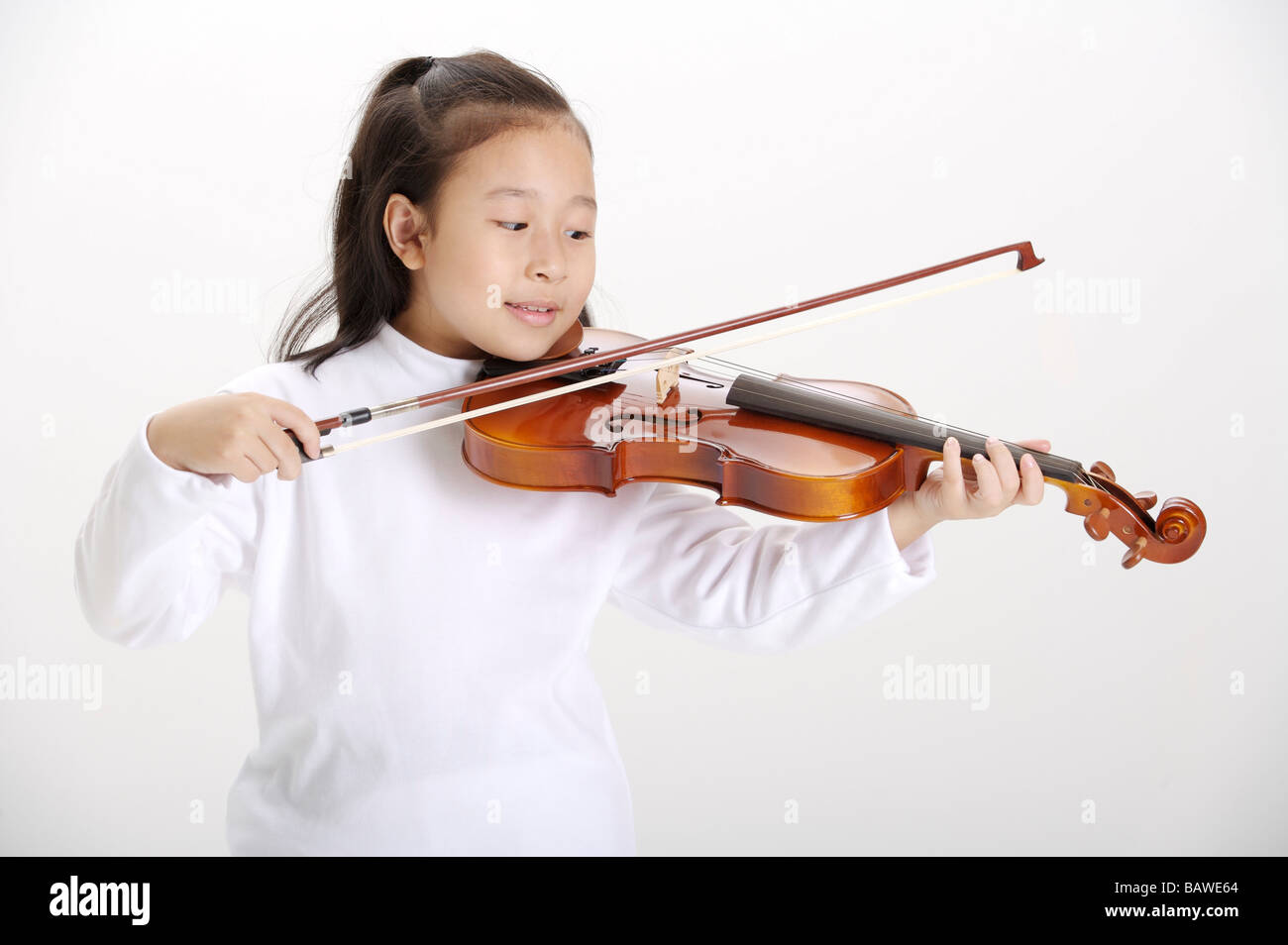 Girl playing violin smiling Stock Photo - Alamy