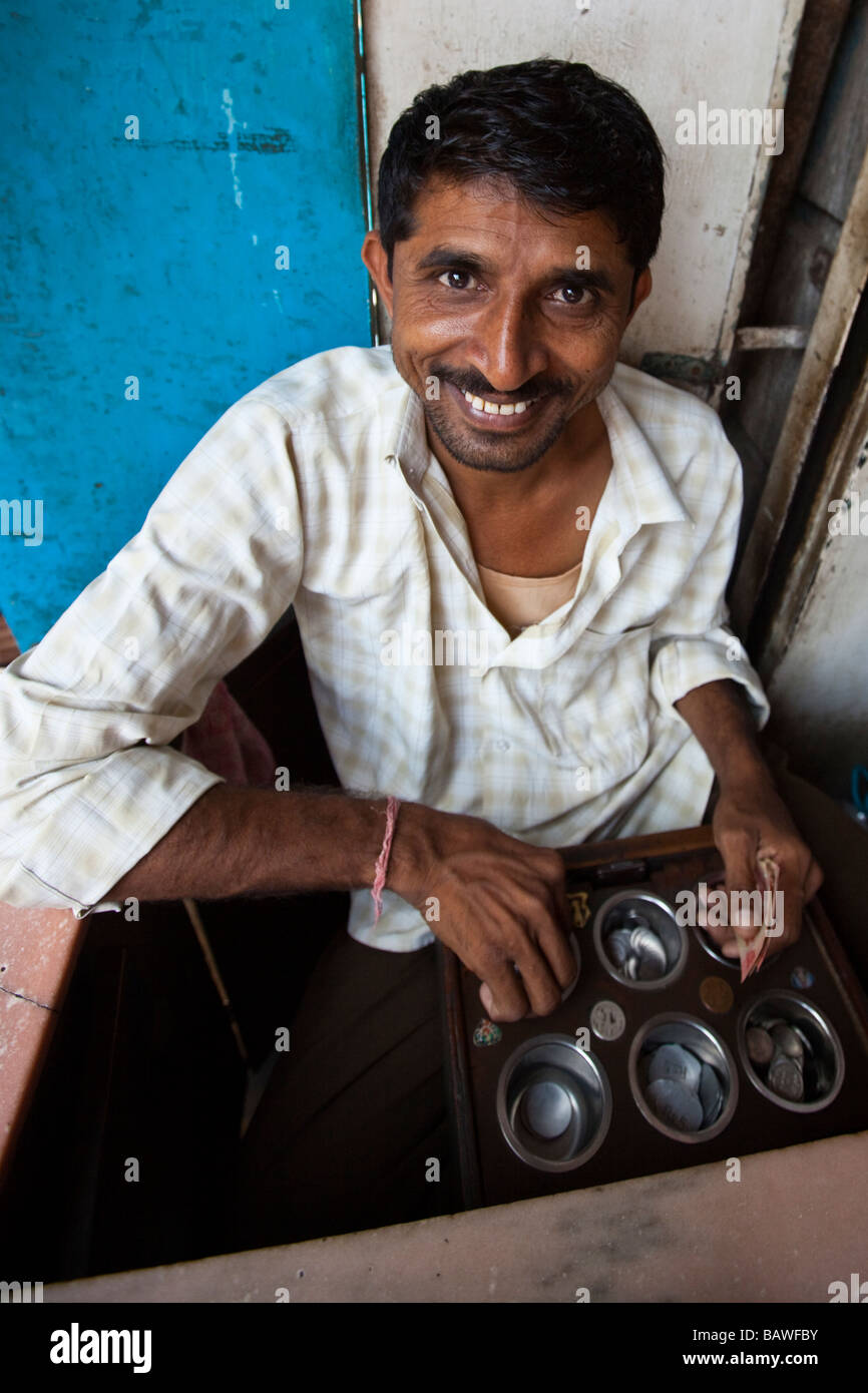 Change Man at a Restaurant in Mumbai India Stock Photo - Alamy
