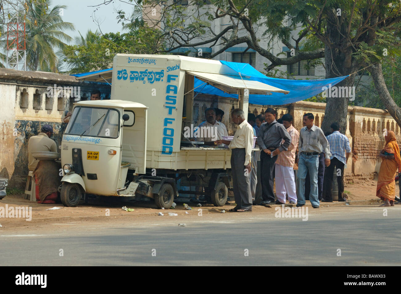 India, Karnataka, Mysore. Articulated Vespa Ape uses as a mobile food stall. No releases available. Stock Photo