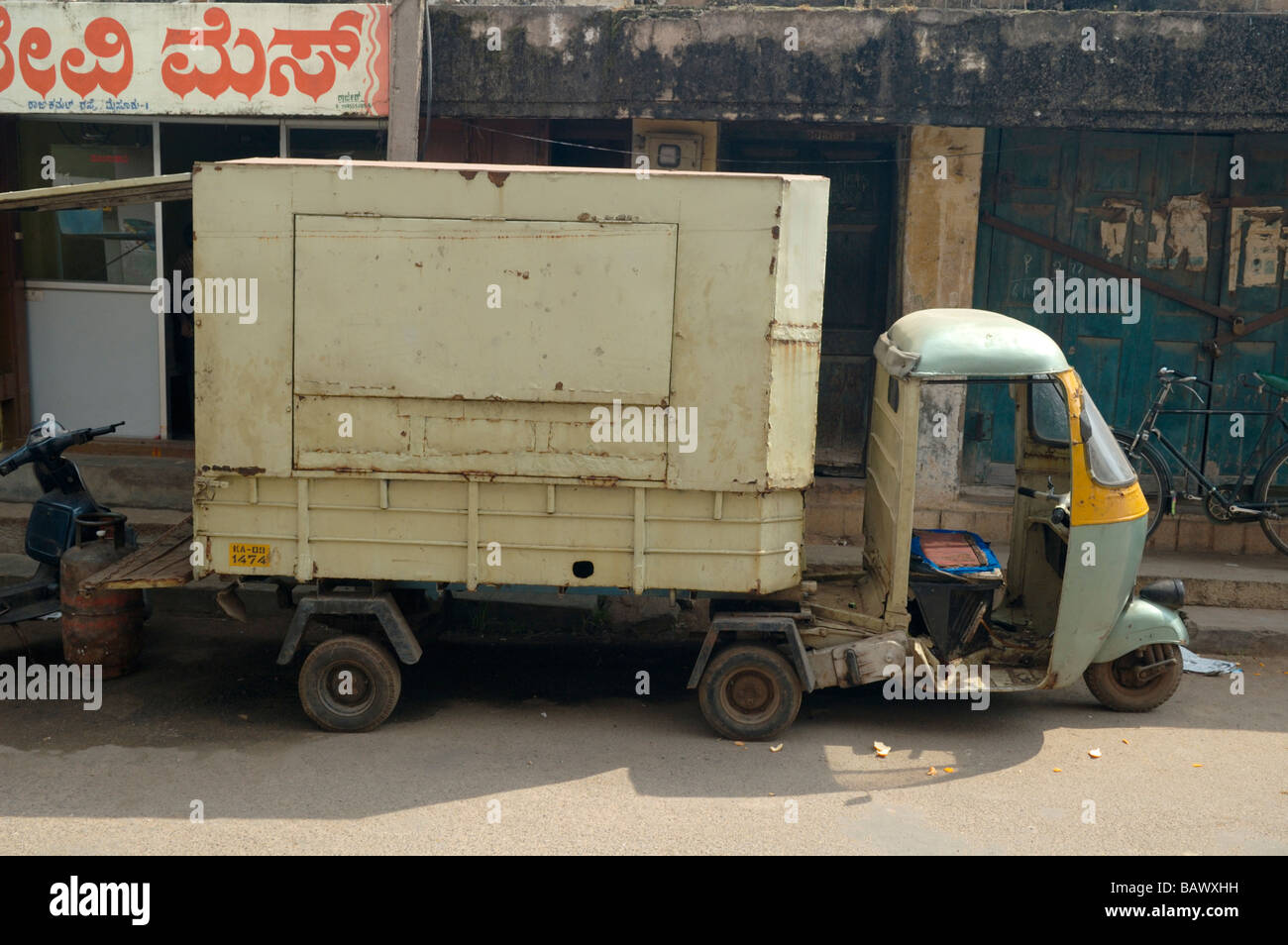 India Karnataka Mysore Rare articulated Vespa Ape truck No releases available Stock Photo