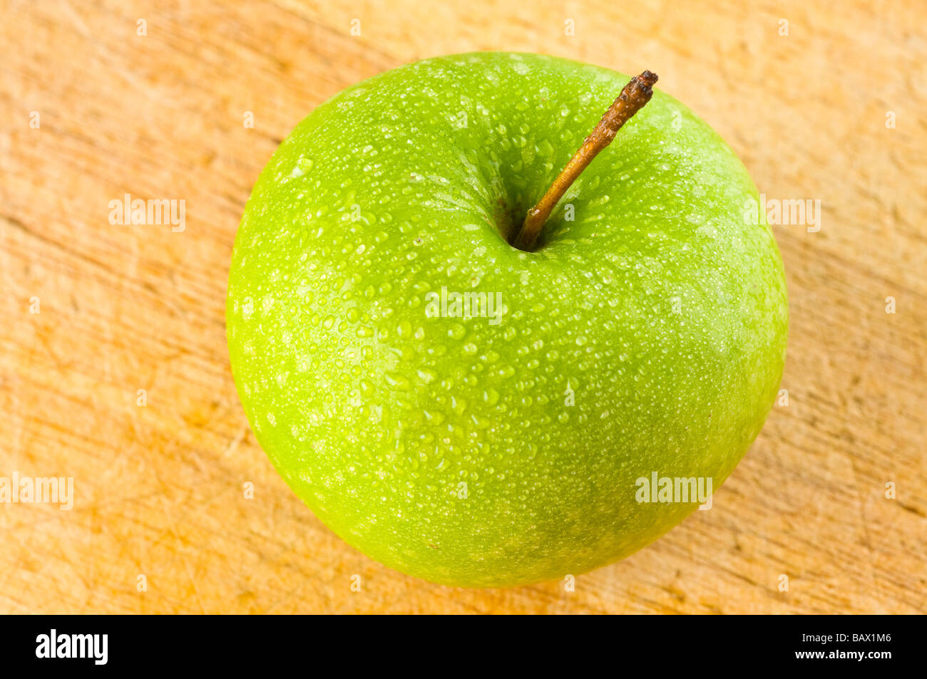 green apple isolated on white Stock Photo - Alamy