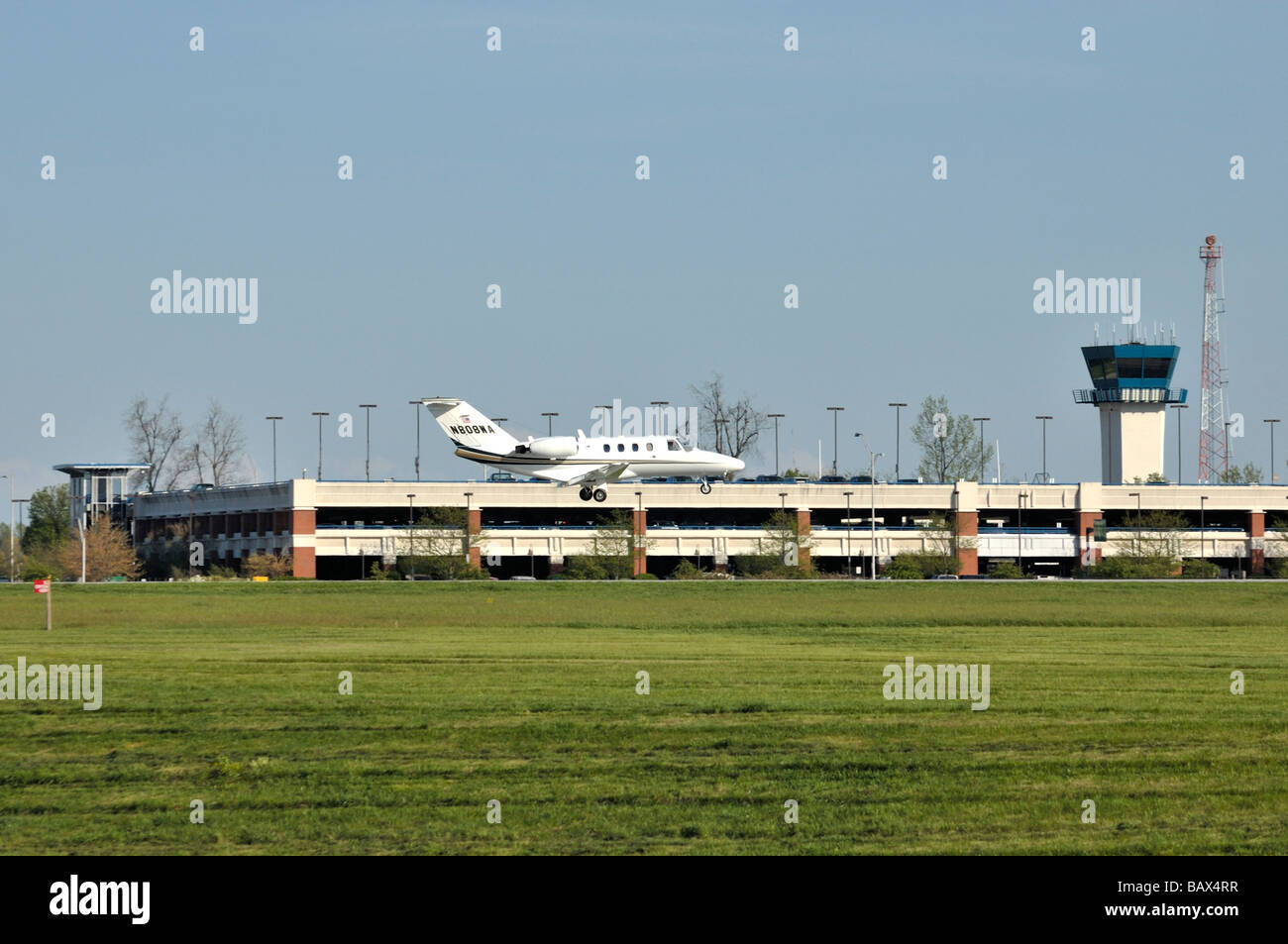 Small airplane landing at the Blue Grass Airport Stock Photo - Alamy