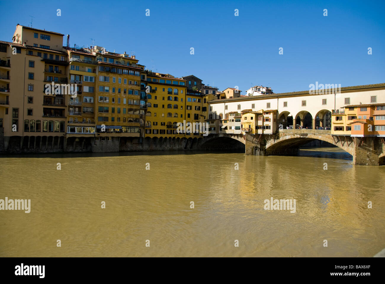 ponte vecchio bridge and arno river florence italy Stock Photo - Alamy