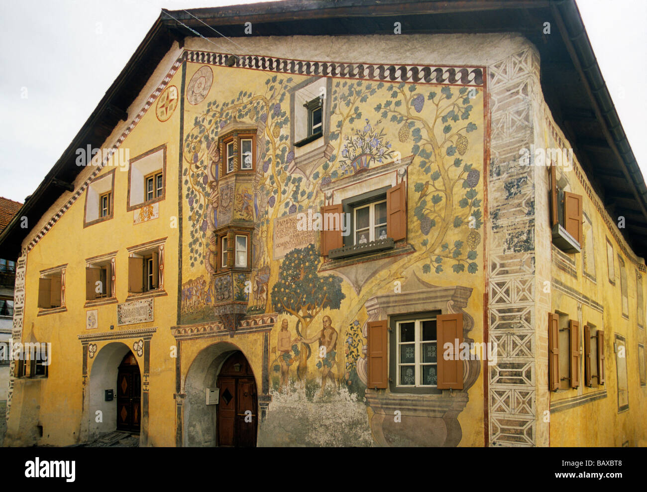 Adam und Eve Haus in Ardez in Engadine Alps Switzerland Stock Photo - Alamy
