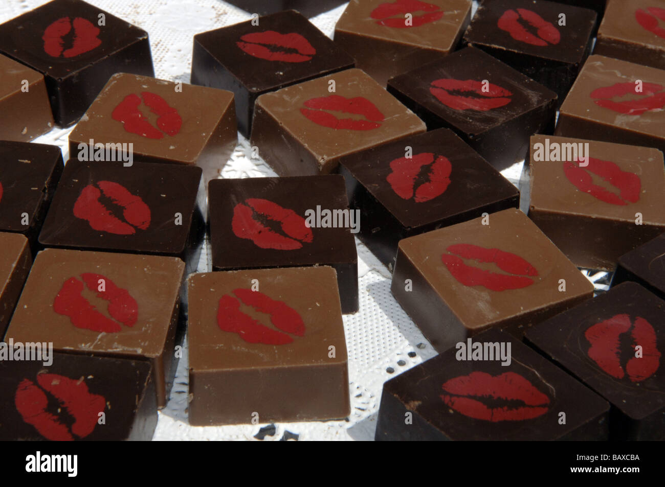 Jacques Torres Chocolate distributes 10 000 free Champagne Kiss chocolates in New York Stock Photo