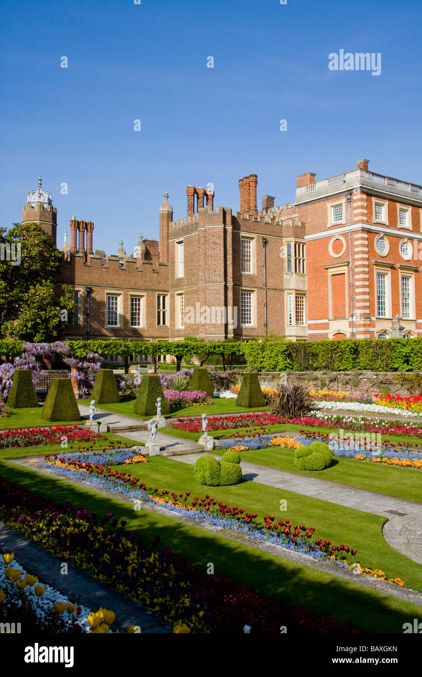 The Pond Gardens Hampton Court Palace London England Stock Photo Alamy