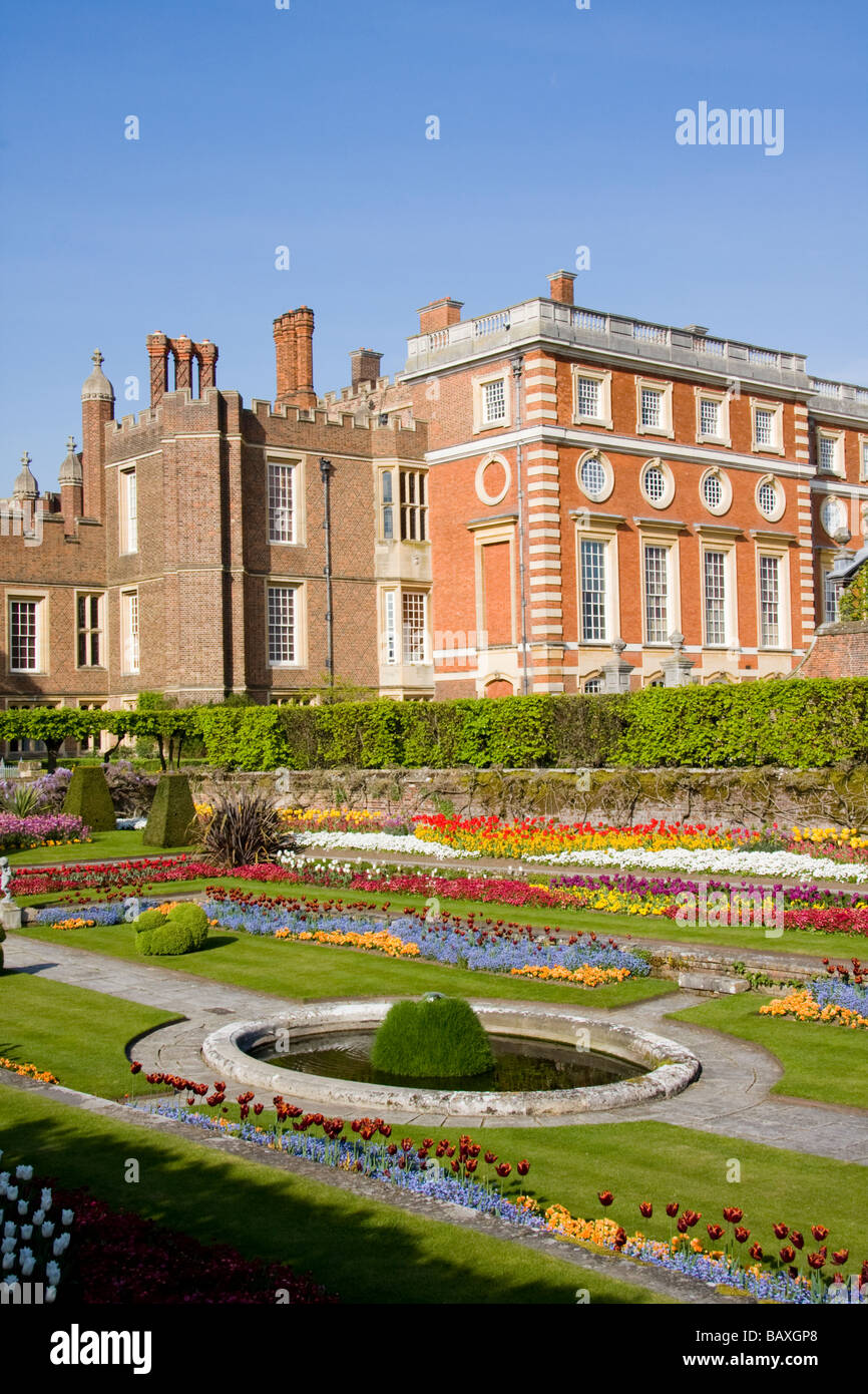 The Pond Gardens Hampton Court Palace London England Stock Photo Alamy