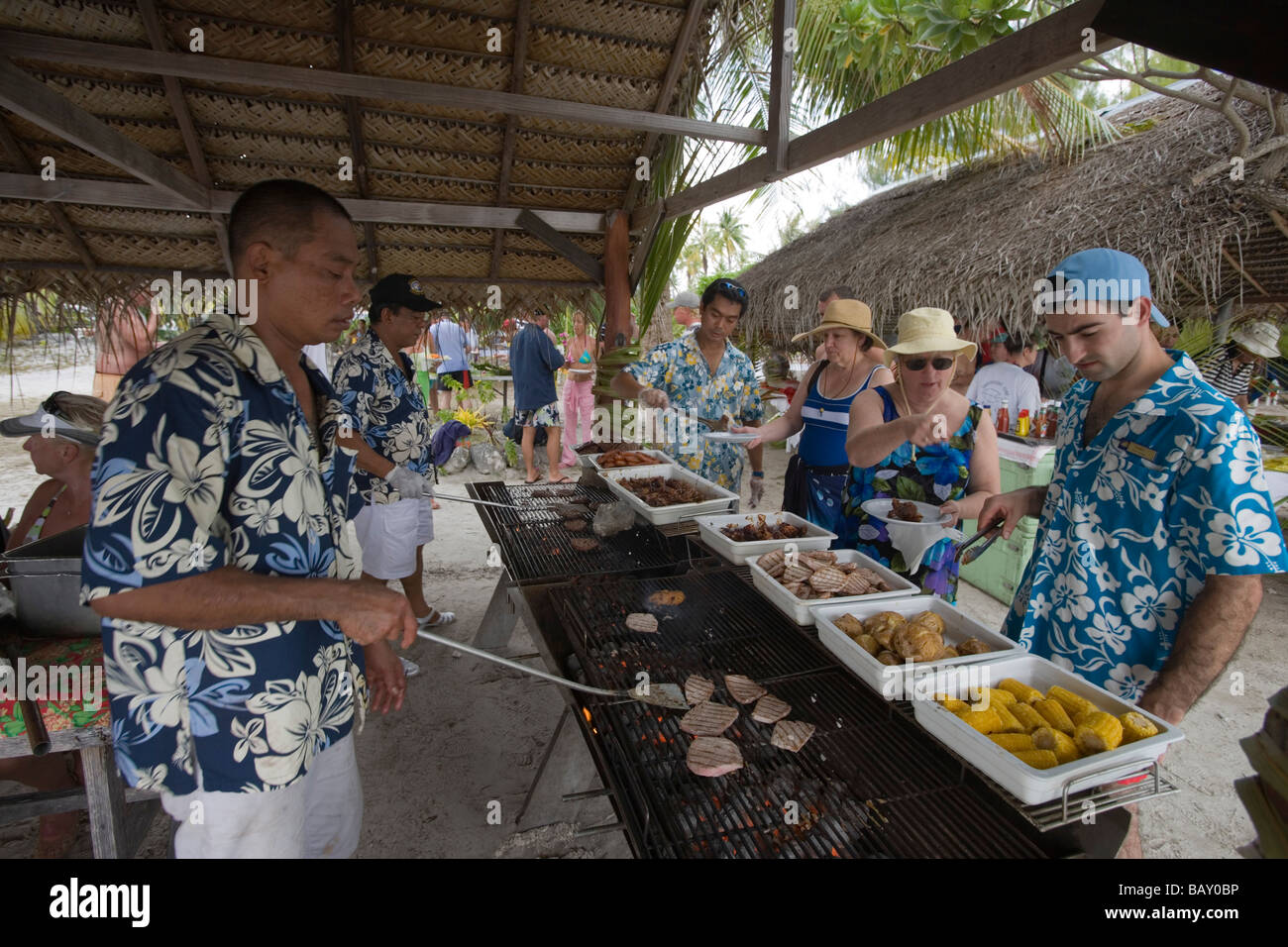 https://c8.alamy.com/comp/BAY0BP/beach-barbeque-lunch-at-a-beach-party-for-passengers-of-the-cruiseship-BAY0BP.jpg