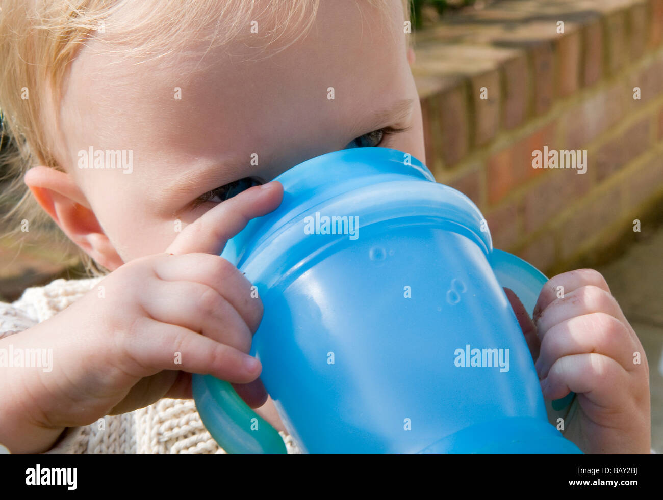 https://c8.alamy.com/comp/BAY2BJ/baby-girl-drinking-water-from-a-non-spill-cup-BAY2BJ.jpg
