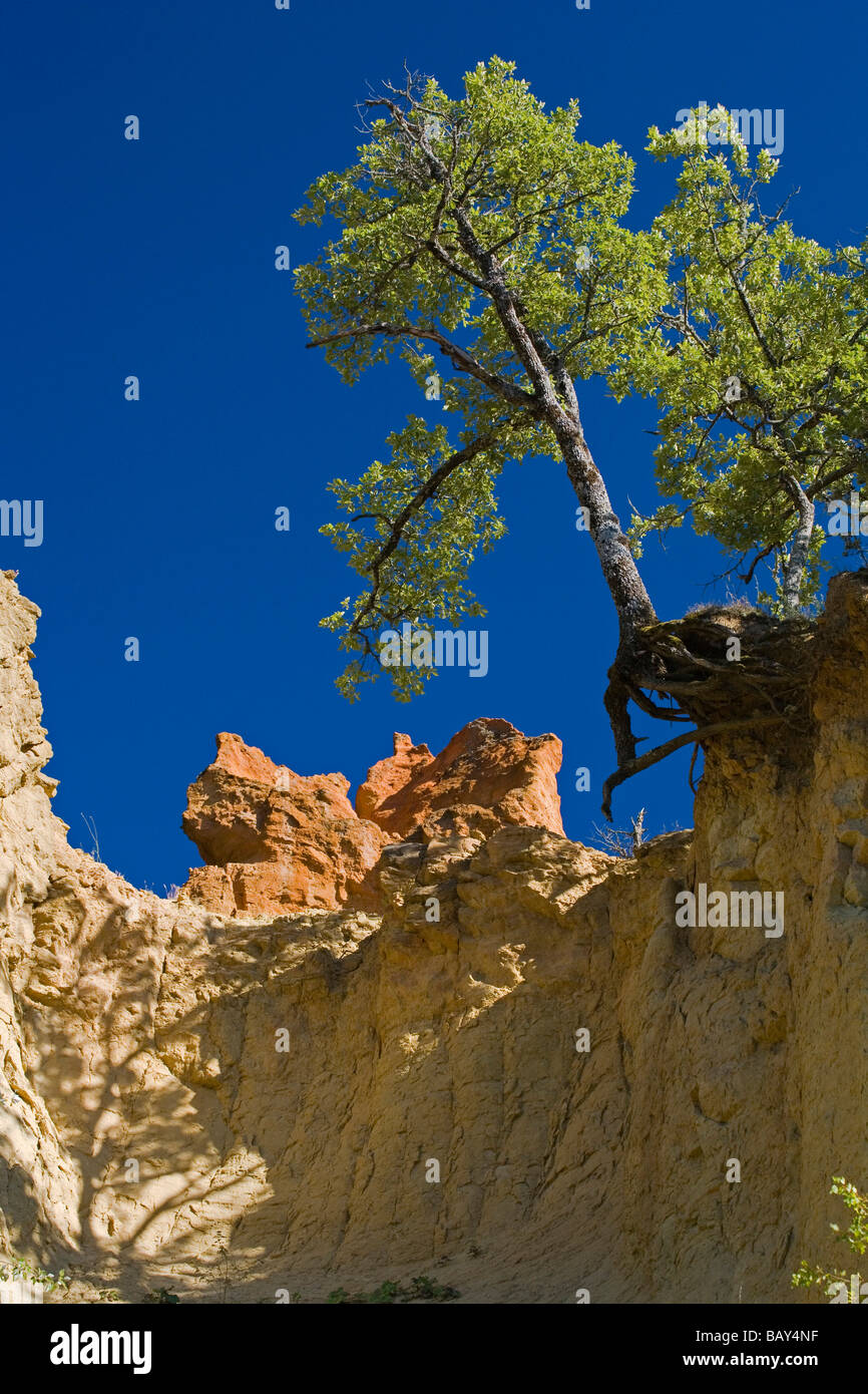 Colorado Provencal, rocks of ochre under a blue sky, Rustrel, Vaucluse, Provence, France Stock Photo