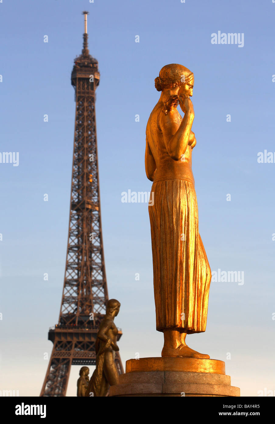 Palais de Chaillot statuette and the Eiffel Tower, Trocadero, Paris, France Stock Photo