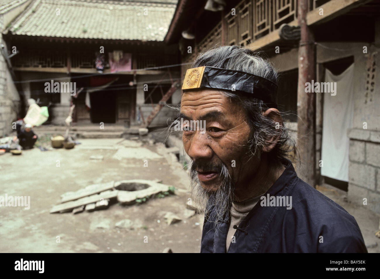 Taoist monk hi-res stock photography and images - Alamy