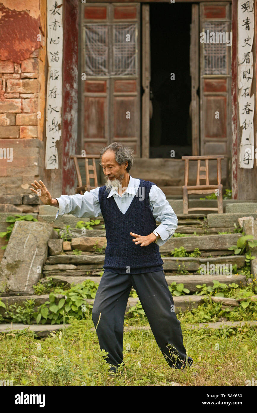 Taichi master demonstrating Taichi in front of his old house at the foot of Mount Wudang, Wudang Shan, Taoist mountain, Hubei pr Stock Photo